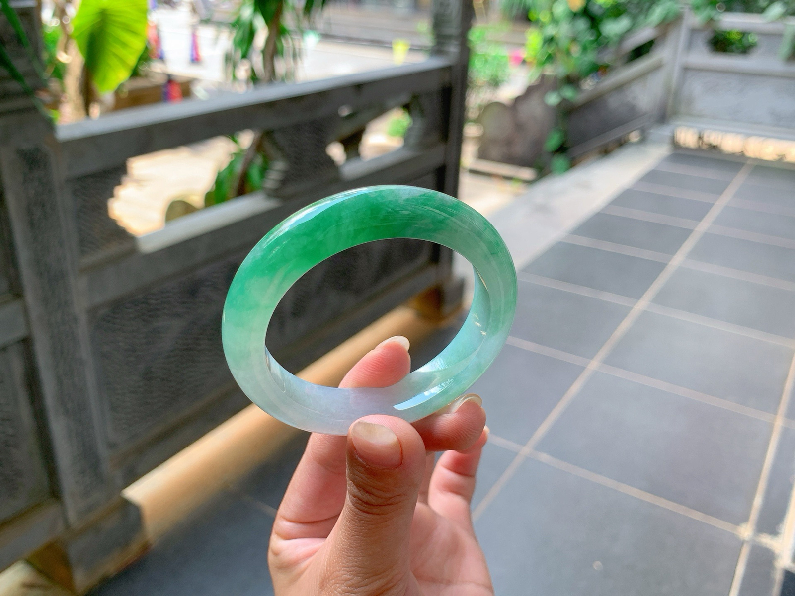 ｜50圈口
冰飘绿花，飘逸浓郁，水润润的，像精灵的裙摆一样，小巧精致，