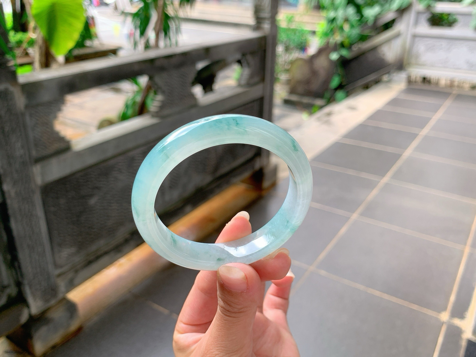 ｜56圈口
冰飘蓝花，整体感觉像碎花裙一样，花色清雅秀丽，冰润细腻，