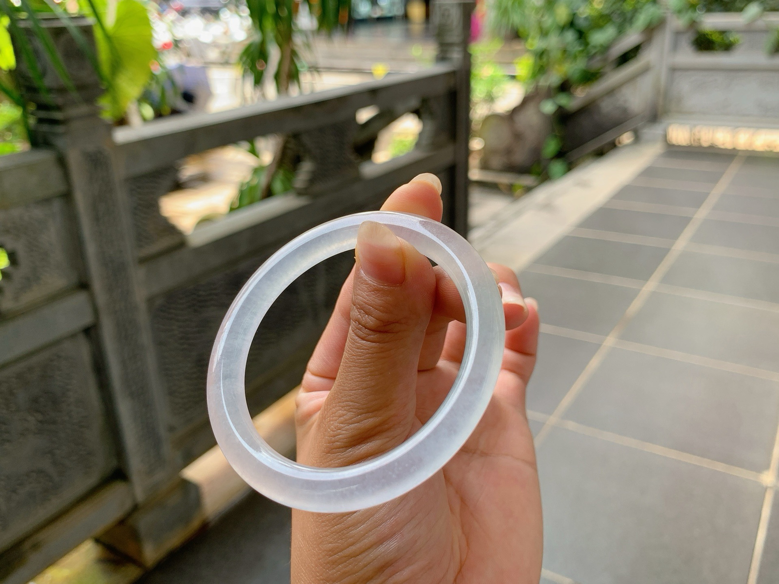 ️｜50圈口
白月光，冰冰镯，条粗:6.8，像冰块一样，很衬这个季节，戴在腕间仿佛都怕它化了，