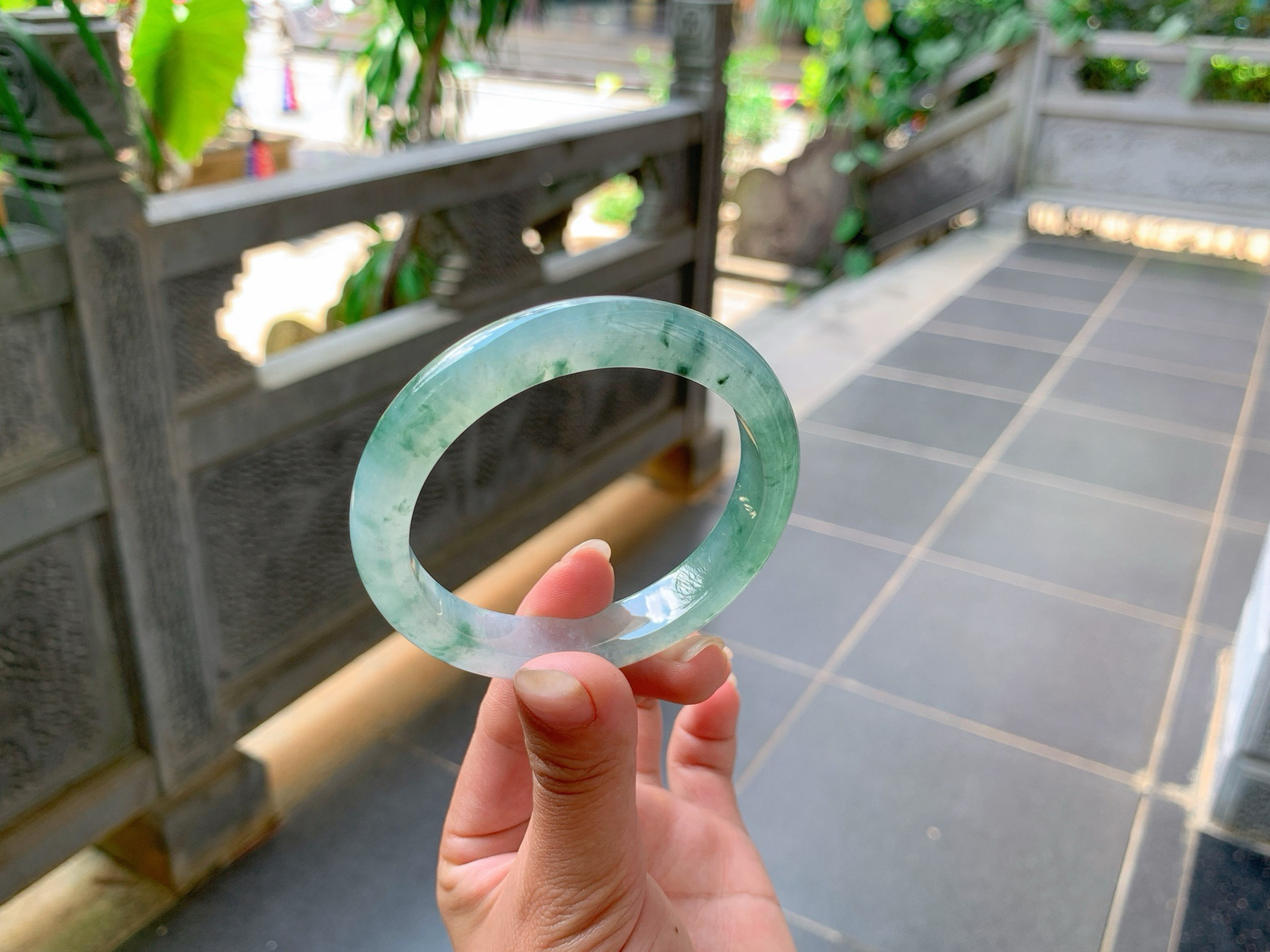 ｜55圈口
冰飘花翡翠手镯，绿花清爽飘逸，亮晶晶，透亮透亮的，水头特别足，