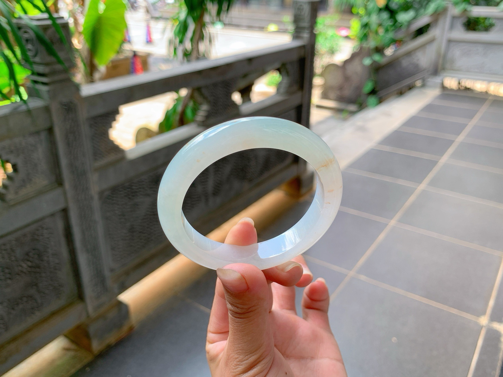 ｜56圈口
冰飘黄翡，像桂花一样飘逸散落，香香软软的感觉，底妆色系淡淡的，冰胶细润，