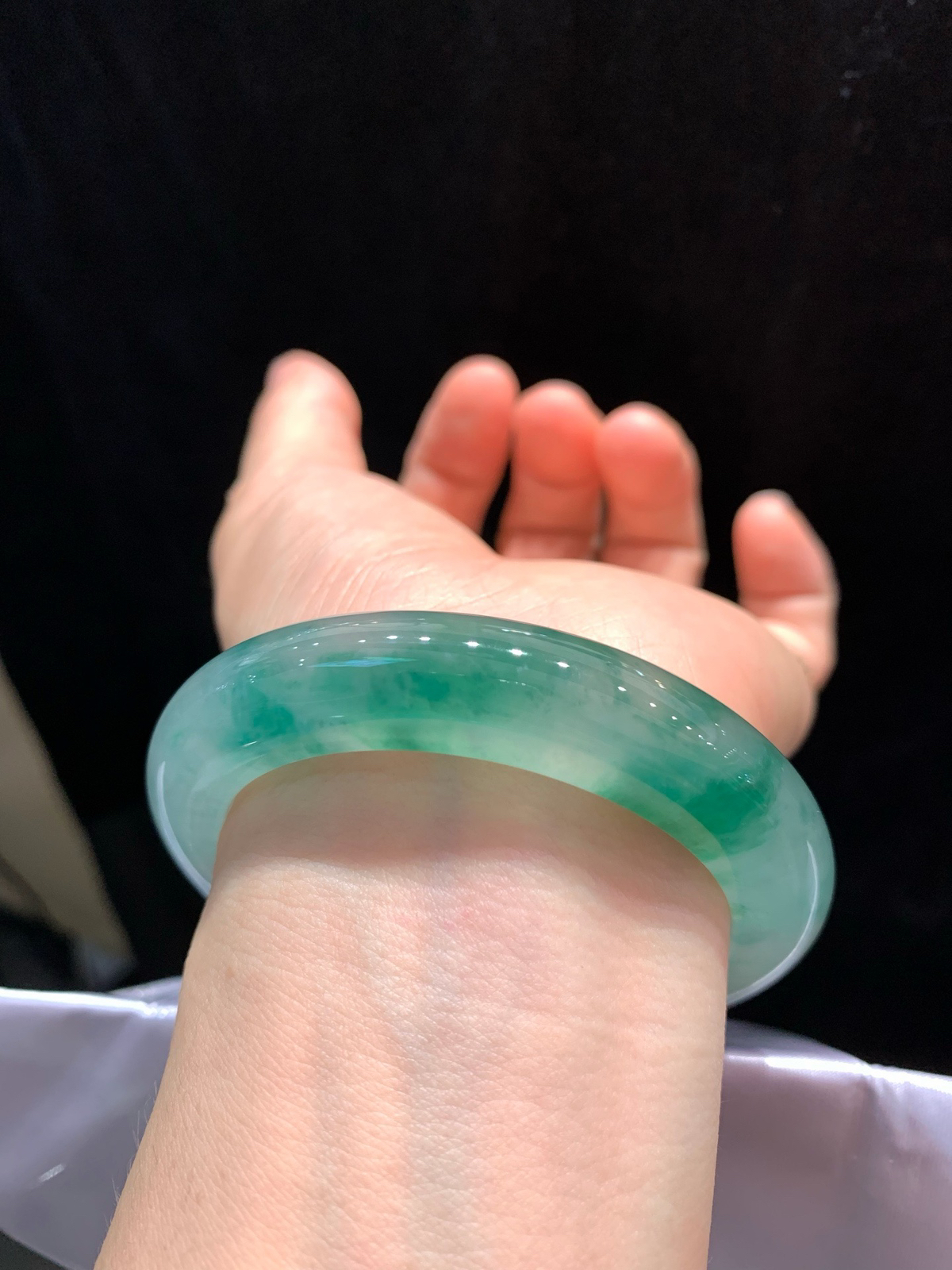 尺寸53.9/11.9/10，冰种飘花手镯
水润细腻 冰透甜美 瑞丽现货
TG-1038-5000