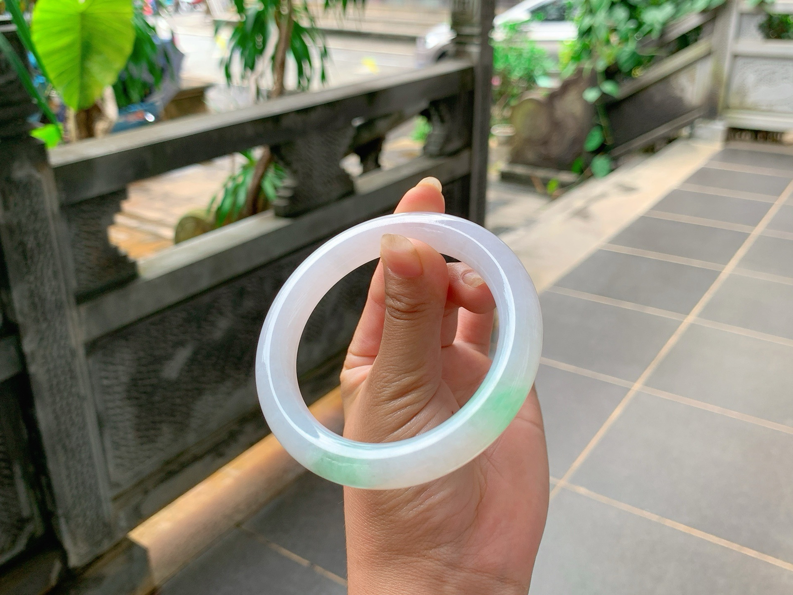 ｜58圈口
白底青福镯，条粗：10.7，圆圆胖胖的，冰润细腻，绿花清爽飘逸，
编号【06-09-02】