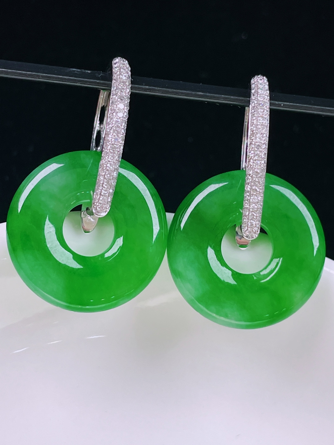 ️辣绿耳坠，老种起光，细底通透，尺寸：裸石18.3/3.5mm0612