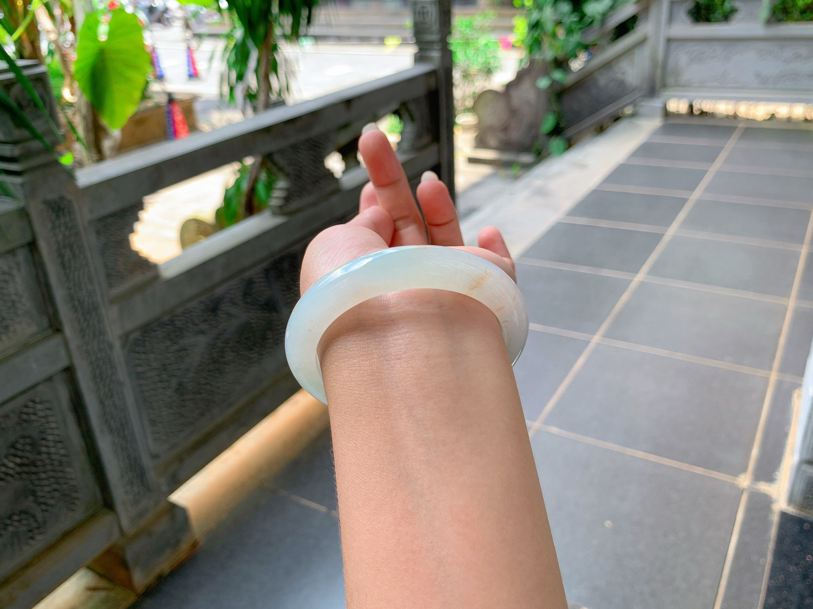 ｜56圈口
冰飘黄翡，像桂花一样飘逸散落，香香软软的感觉，底妆色系淡淡的，冰胶细润，