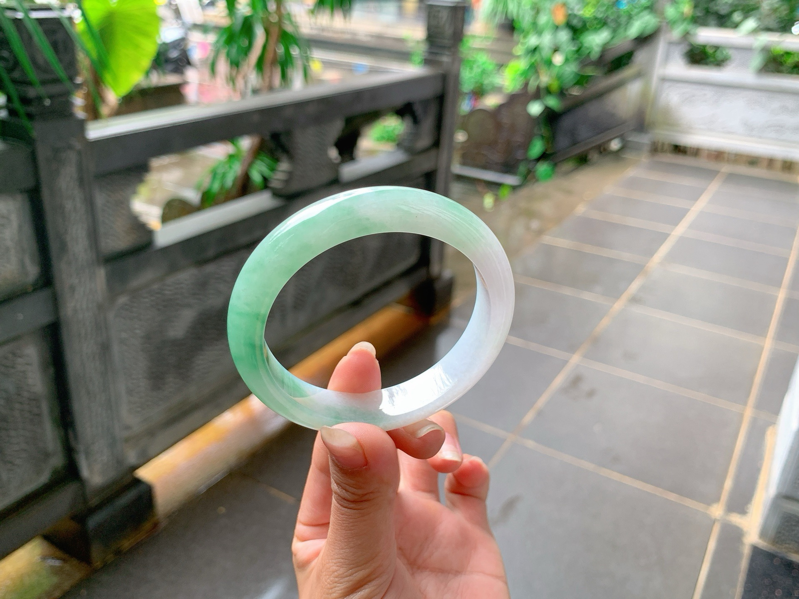 ️ ｜56圈口
冰飘绿花，浅绿色，如海藻花一般，色泽搭配的很养眼，优雅端庄，
