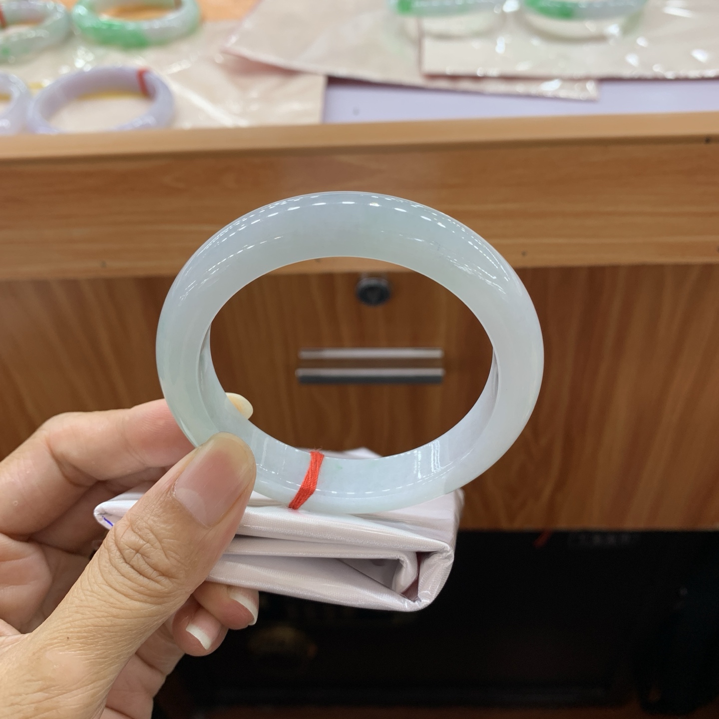 061108AX 飘绿花正圈翡翠手镯 57.2-11.8-8.8