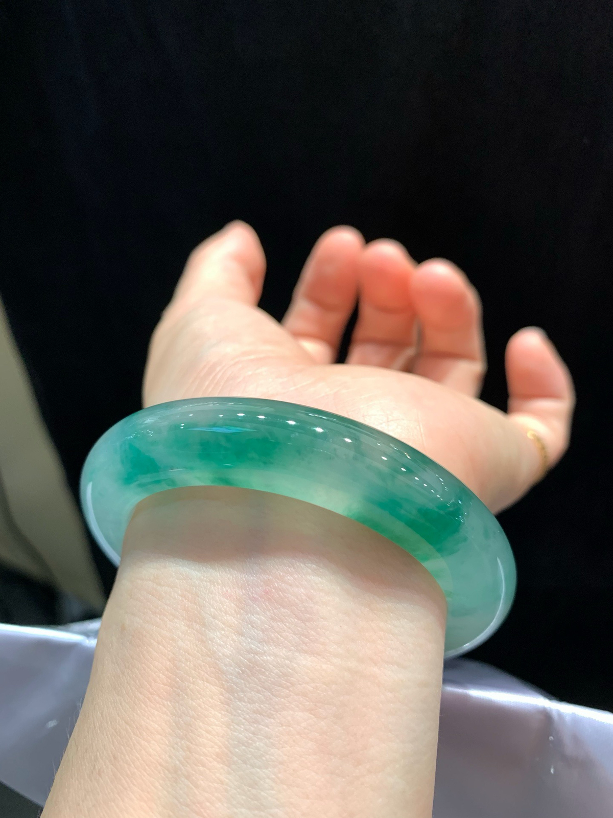 尺寸53.9/11.9/10，冰种飘花手镯
水润细腻 冰透甜美 瑞丽现货
TG-1038-5000