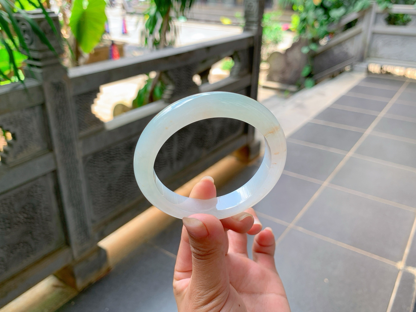 ｜56圈口
冰飘黄翡，像桂花一样飘逸散落，香香软软的感觉，底妆色系淡淡的，冰胶细润，