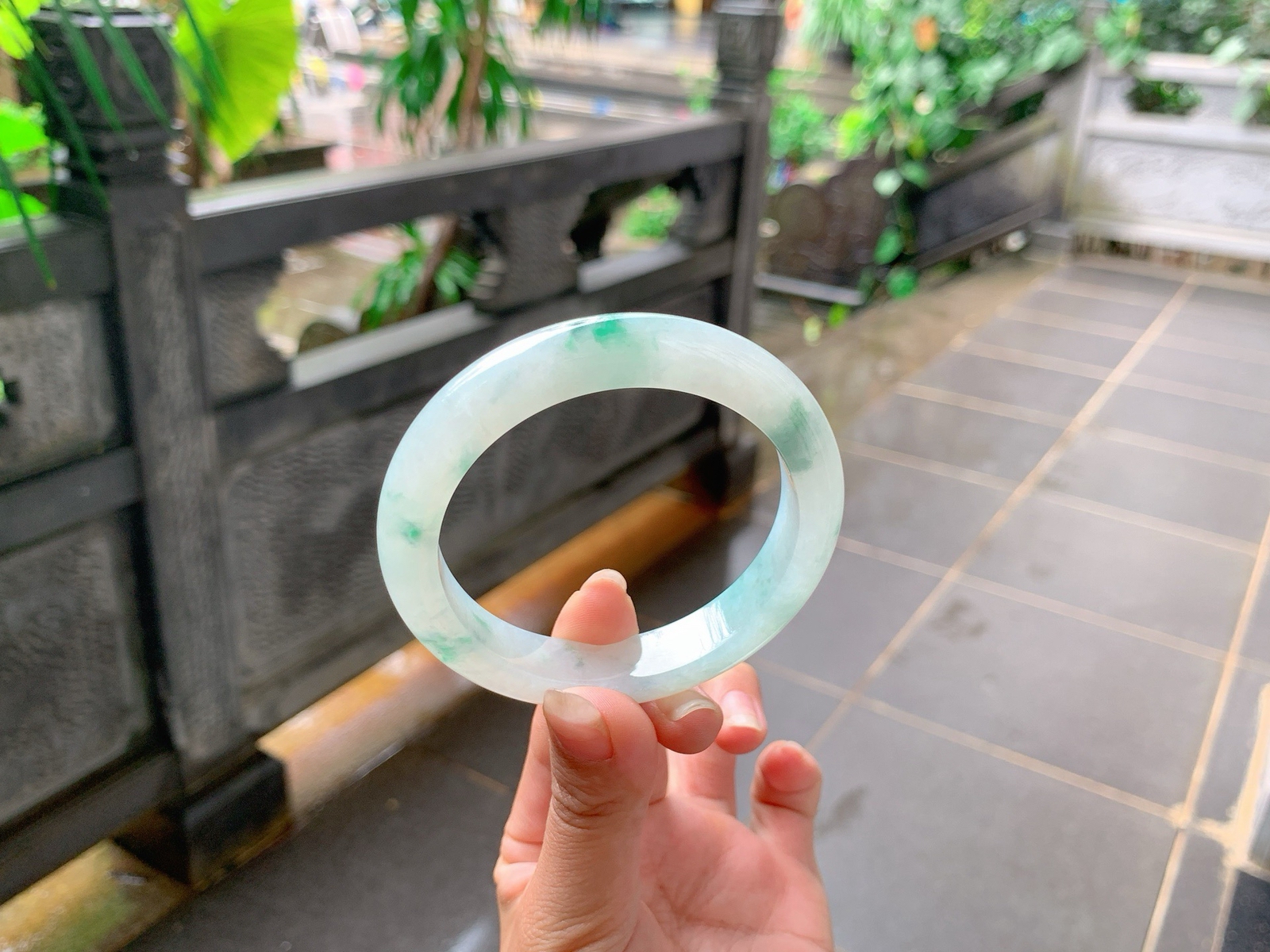 ｜56圈口
冰飘花翡翠手镯，整体胶润细腻，饱满大气，蓝绿花飘逸精美，