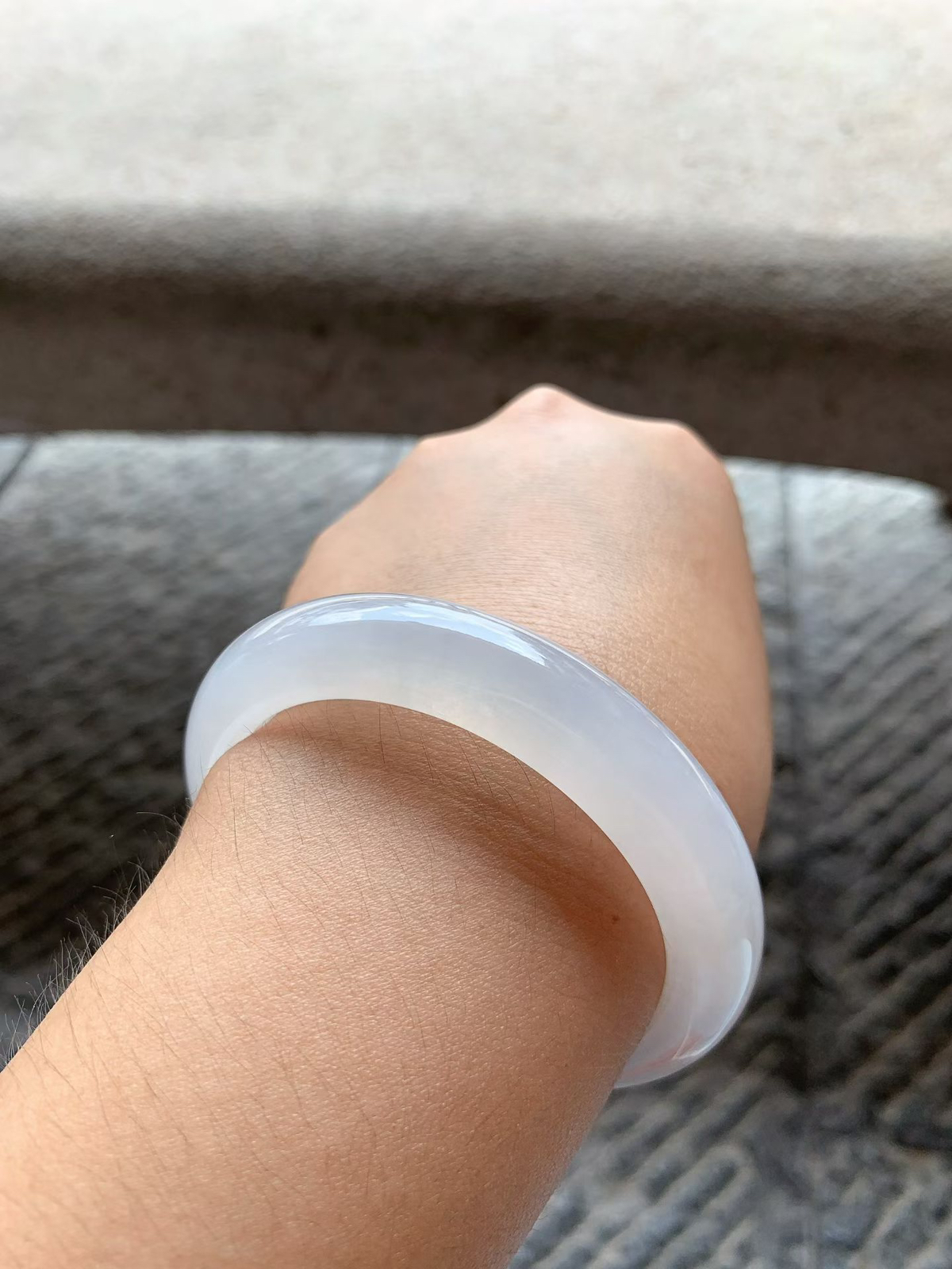 白冰正圈手镯尺寸56*12*9 老种通透，冰清玉洁，水润光泽，胶润水灵，清爽明快！