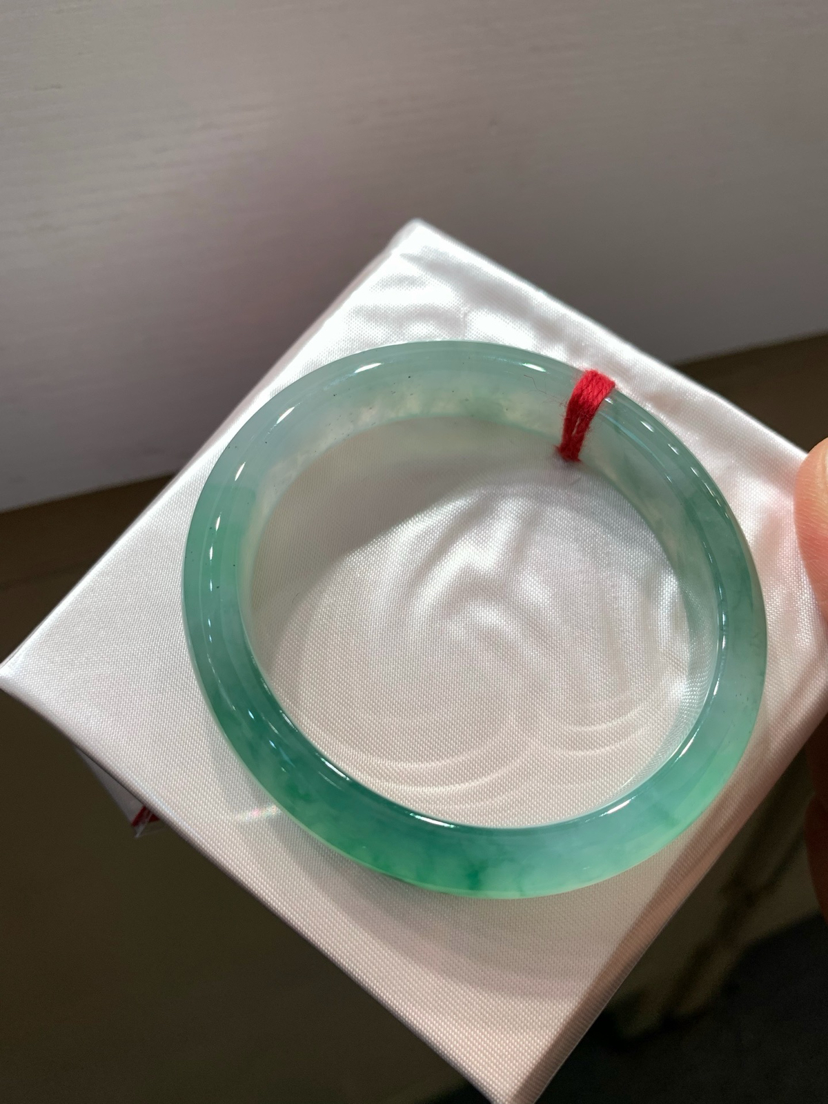 尺寸54.1/12.3/6.9，冰飘花贵妃镯
水润细腻 清新甜美