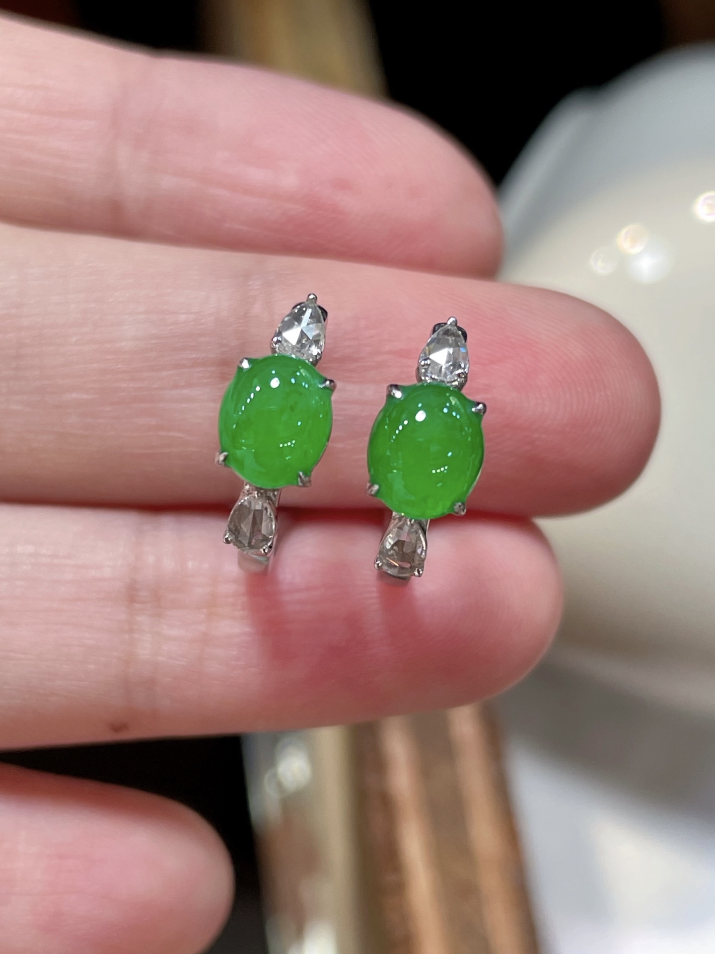 ️ 性比高 精品翡翠蛋面耳钉 冰种阳绿色，起光，耳伴间的青翠绿滴 18k真金镶嵌，细腻水润，6.8-5.5-3