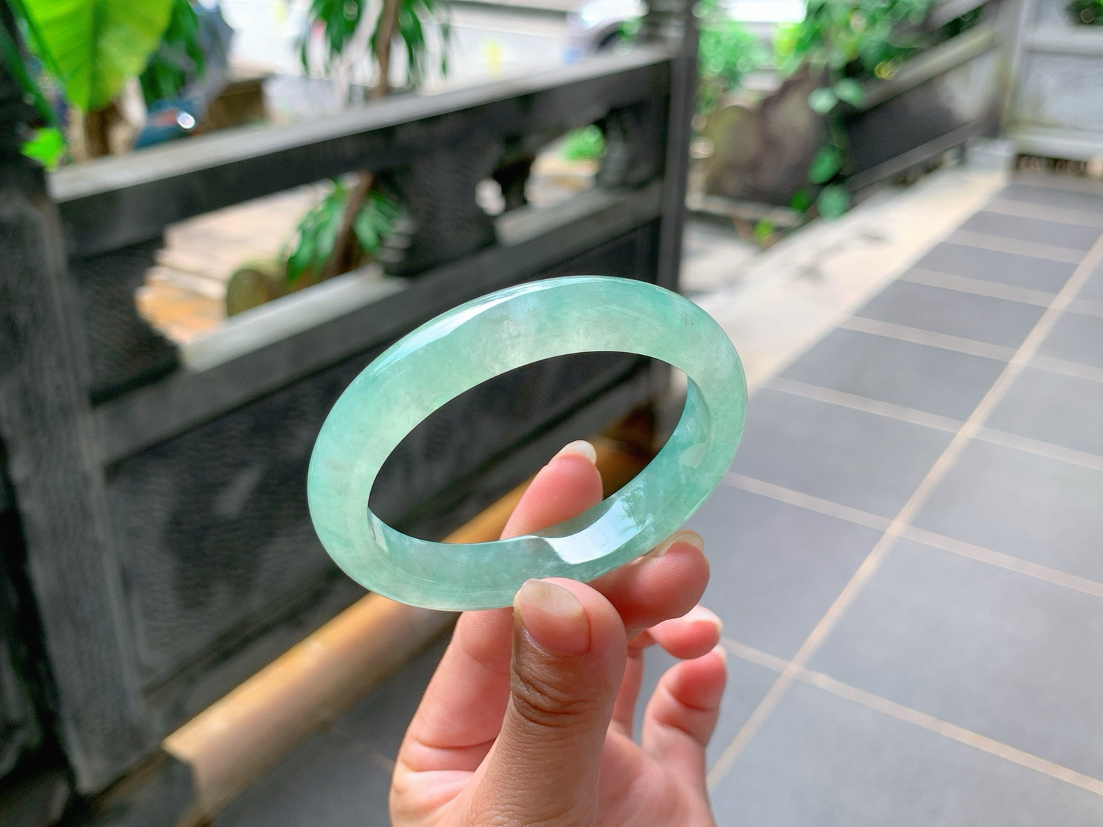 🪻｜53圈口
冰绿晴贵妃手镯，色系清甜水润冰透，清雅感满满，甜蜜蜜的，