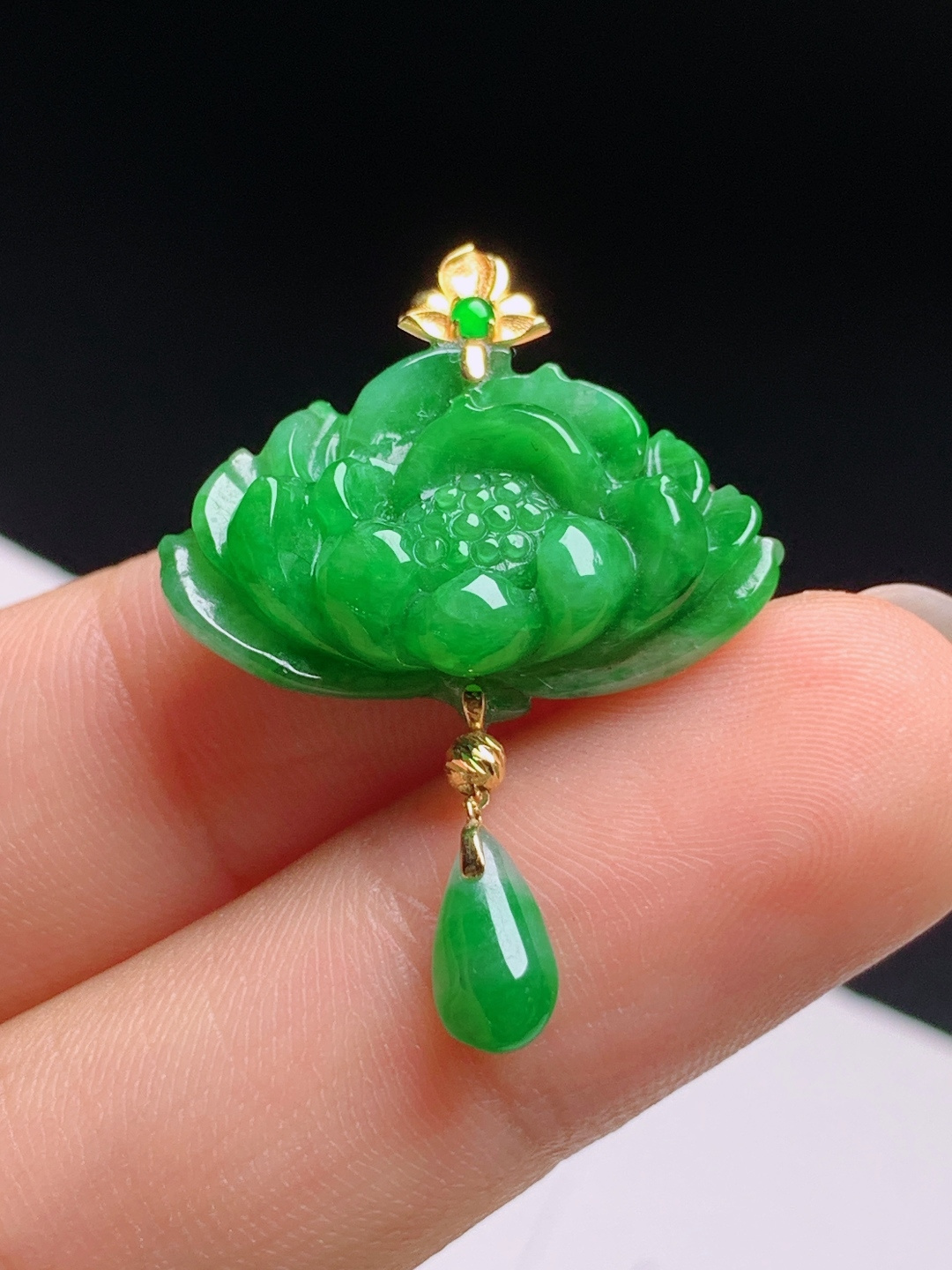正阳绿莲花吊坠，18K金镶阳绿水滴坠，色阳浓郁清雅贵气