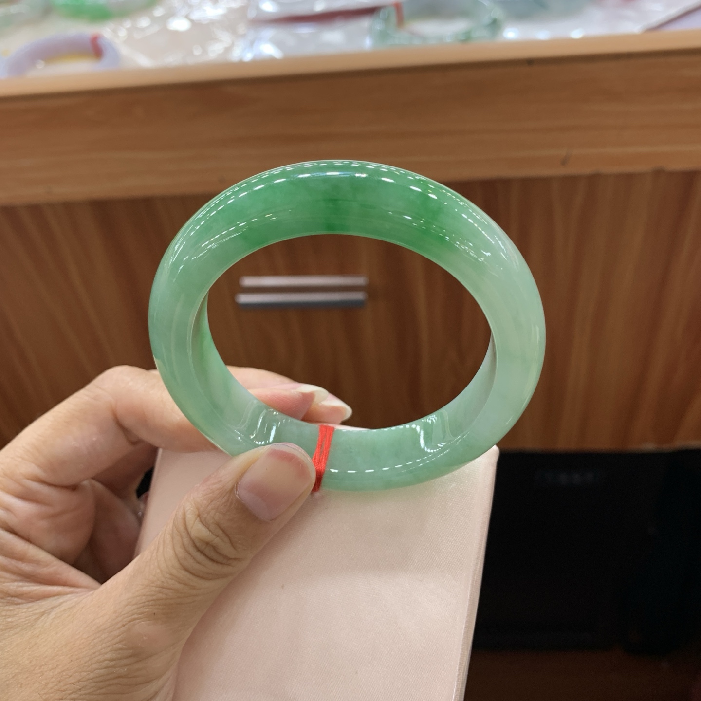 061141CK 飘绿正圈翡翠手镯 56.2-14-9.5