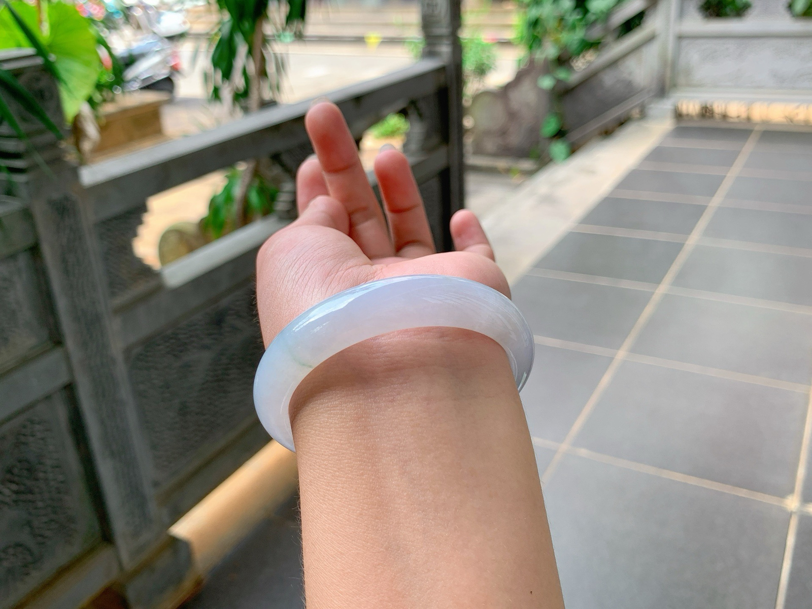 ｜54圈口
淡淡的春底色，飘绿丝丝花，底妆胶胶润润的，仙嫩清爽，气质