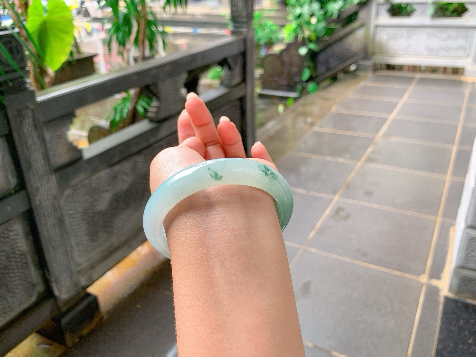｜59圈口
冰飘花翡翠手镯，带晴绿底，飘绿花，清雅 像飘逸的绿叶，