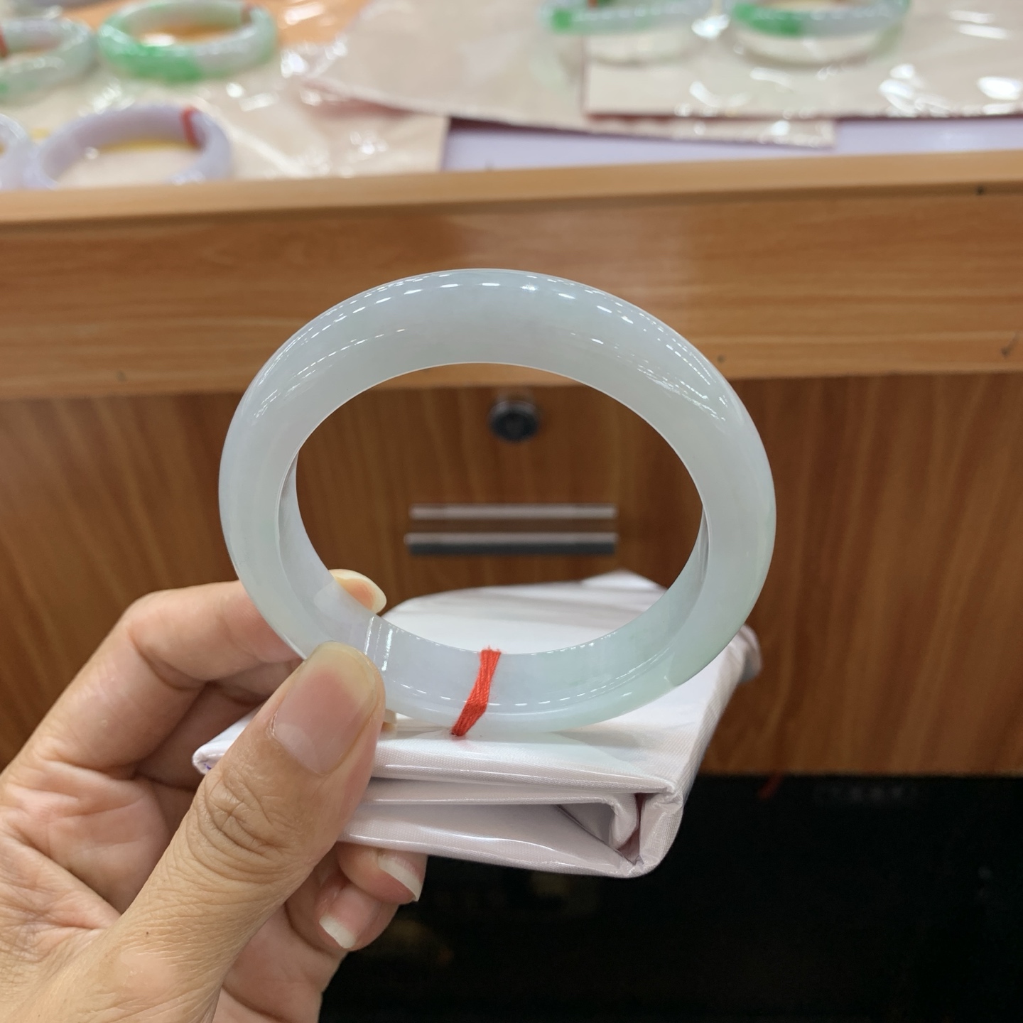 061108AX 飘绿花正圈翡翠手镯 57.2-11.8-8.8