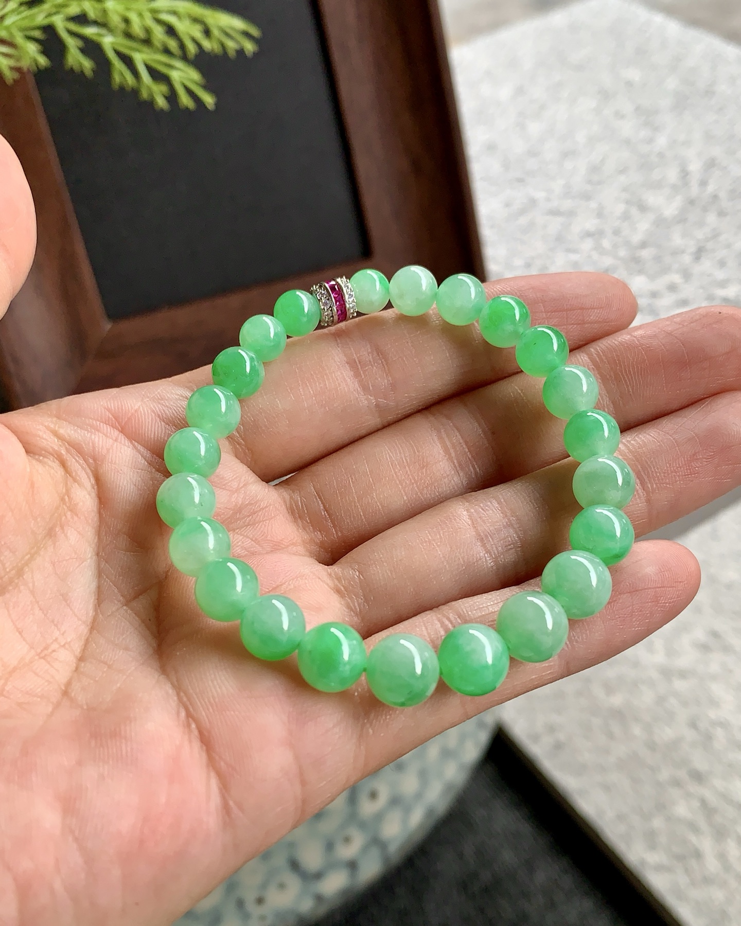 冰绿珠串，阳绿色玉质细腻尺寸8.4/6.2共23颗