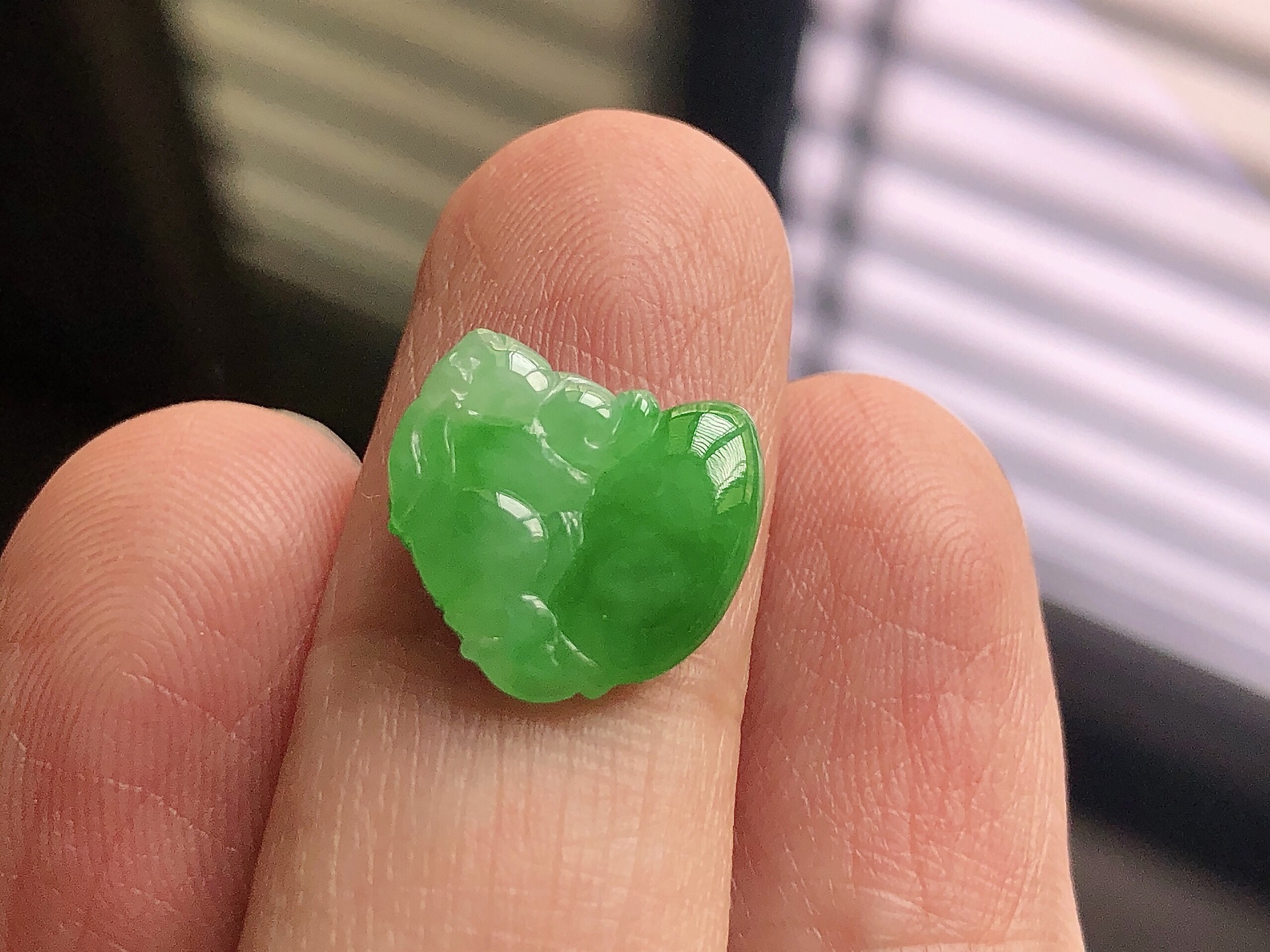 阳绿兔子，色泽艳阳，通透水润，玉质细腻，夺目迷人，镶嵌效果，品相，无裂，尺寸13.1*13*3
