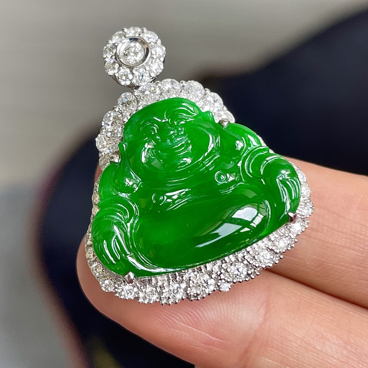 ️缅料高冰辣绿佛公吊坠，色辣，串18k金镶嵌，饱满水润，无裂，裸石尺寸18.4/23/4--31.5/25.5/11编码0611好数字