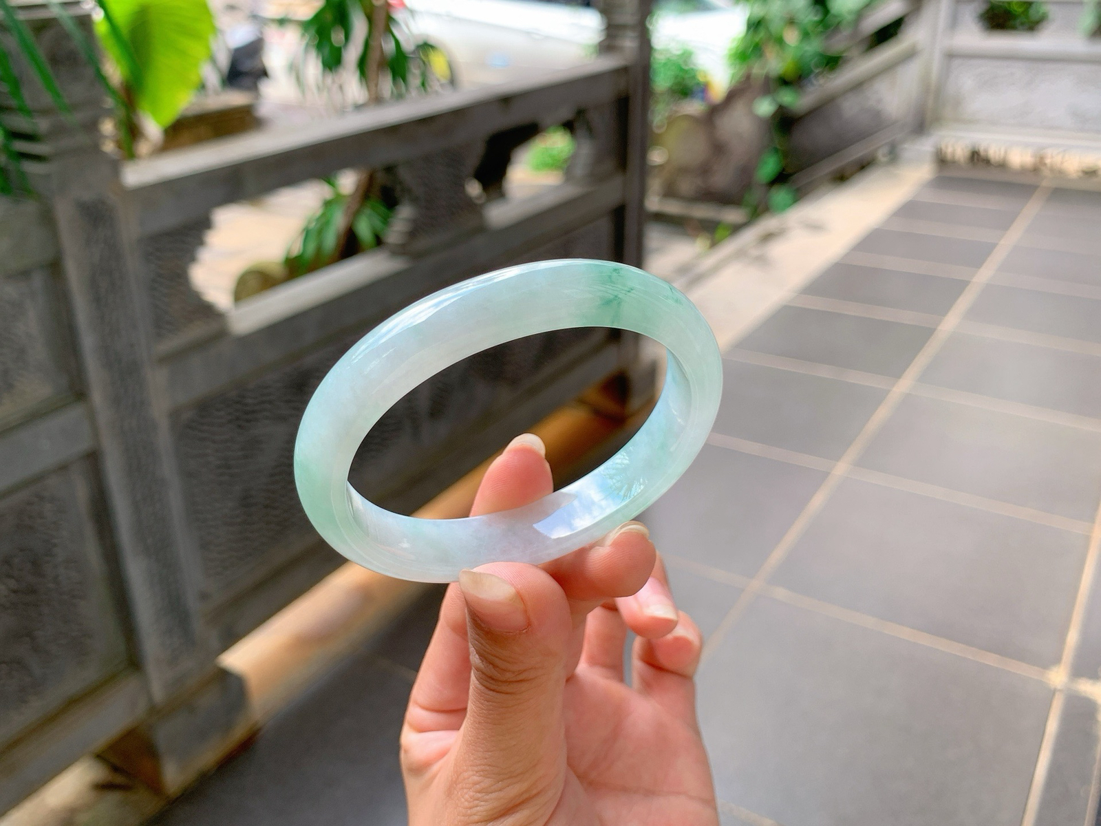 ｜57圈口
冰飘花贵妃手镯，飘绿花，清清雅雅的，超级大贵妃，难得一见，