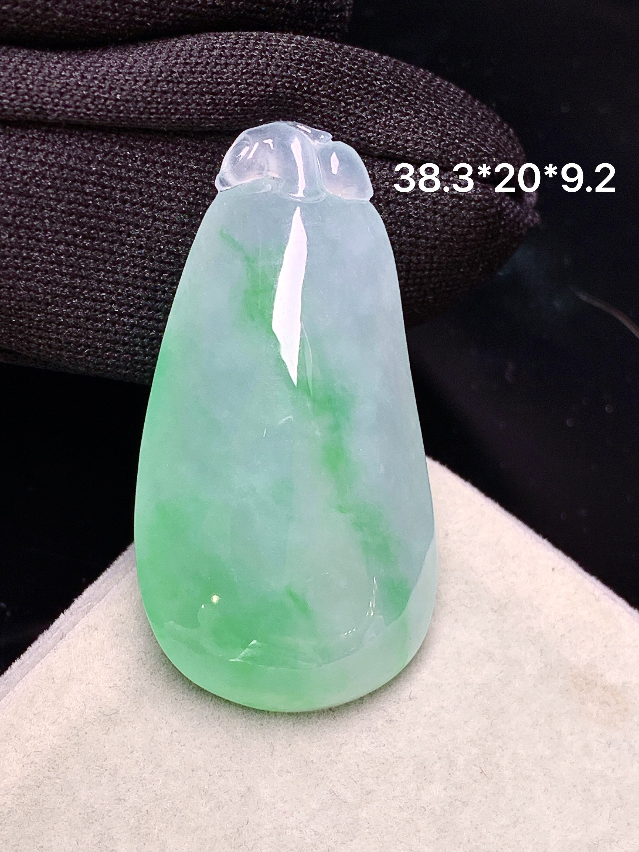 镶嵌款 飘绿福瓜吊坠 玉质细腻 色泽艳丽清新 整体尺寸38.3*20*9.2 j6