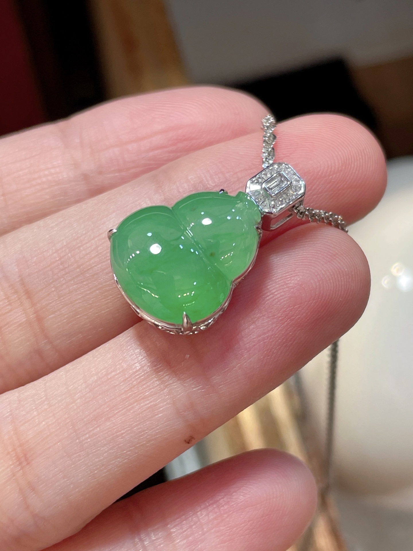 ️ 性比高 阳绿翡翠葫芦吊坠 满色，料子水润通透，种老起光。 18k金镶嵌，非常时尚好看，15.4