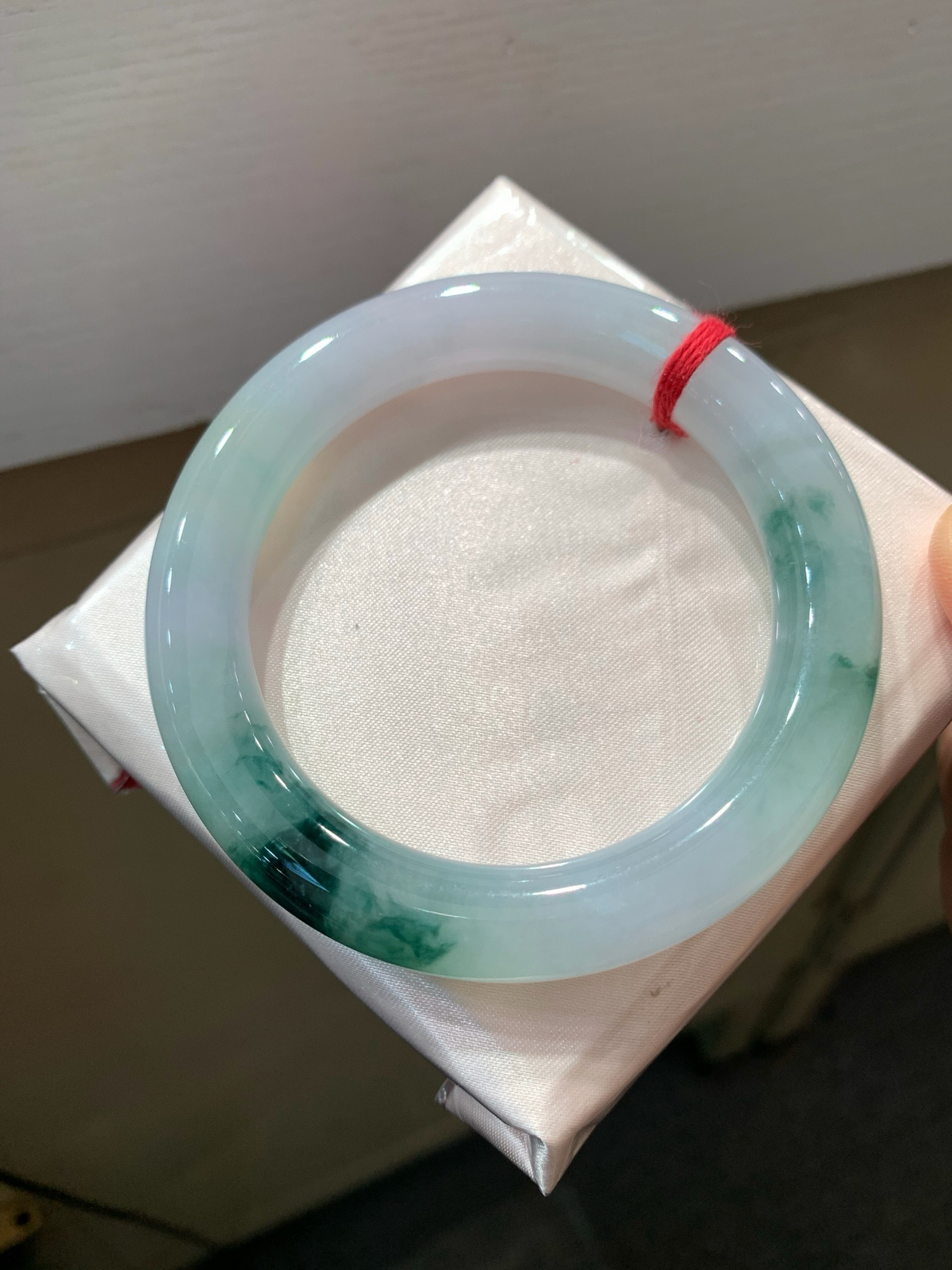 尺寸57.1/10.7  飘花圆条手镯
水润细腻 种老