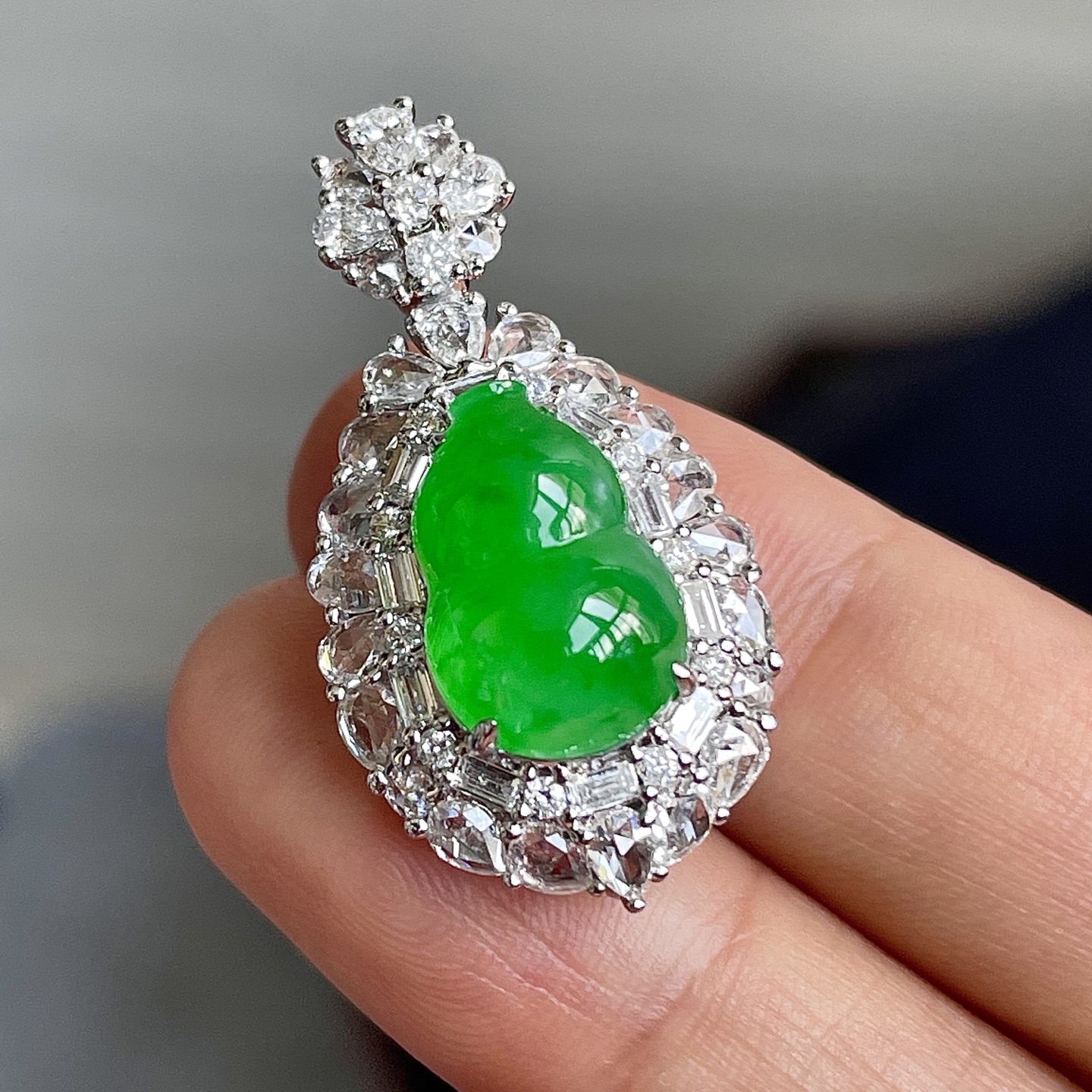缅料高冰阳绿葫芦吊坠，色辣，串18k金镶嵌，饱满水润，无裂，裸石尺寸12.6/8.8/7--30/16/12.4编码0611好数字