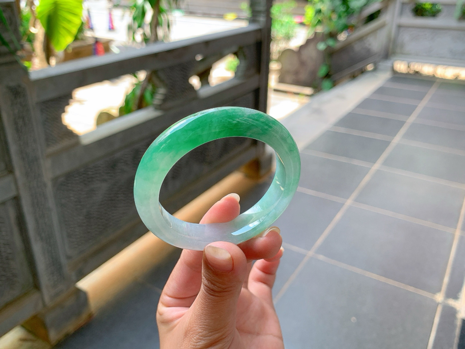 ｜50圈口
冰飘绿花，飘逸浓郁，水润润的，像精灵的裙摆一样，小巧精致，