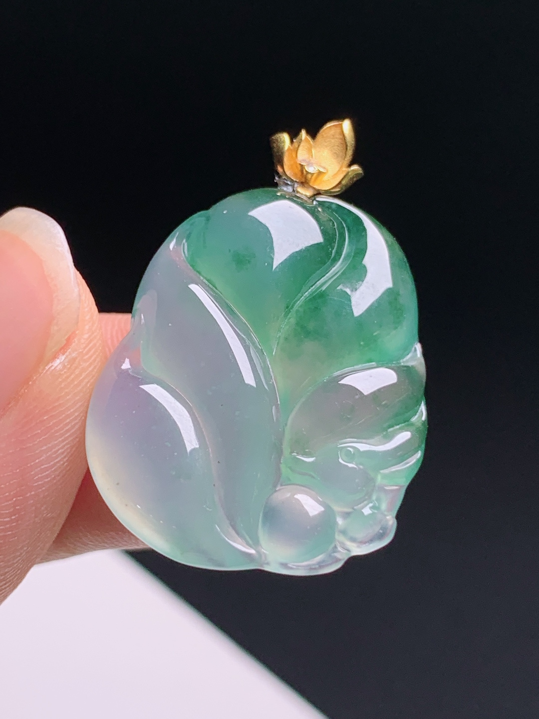冰飘绿九尾狐吊坠，18K金莲花扣头，种水冰润雕工灵动