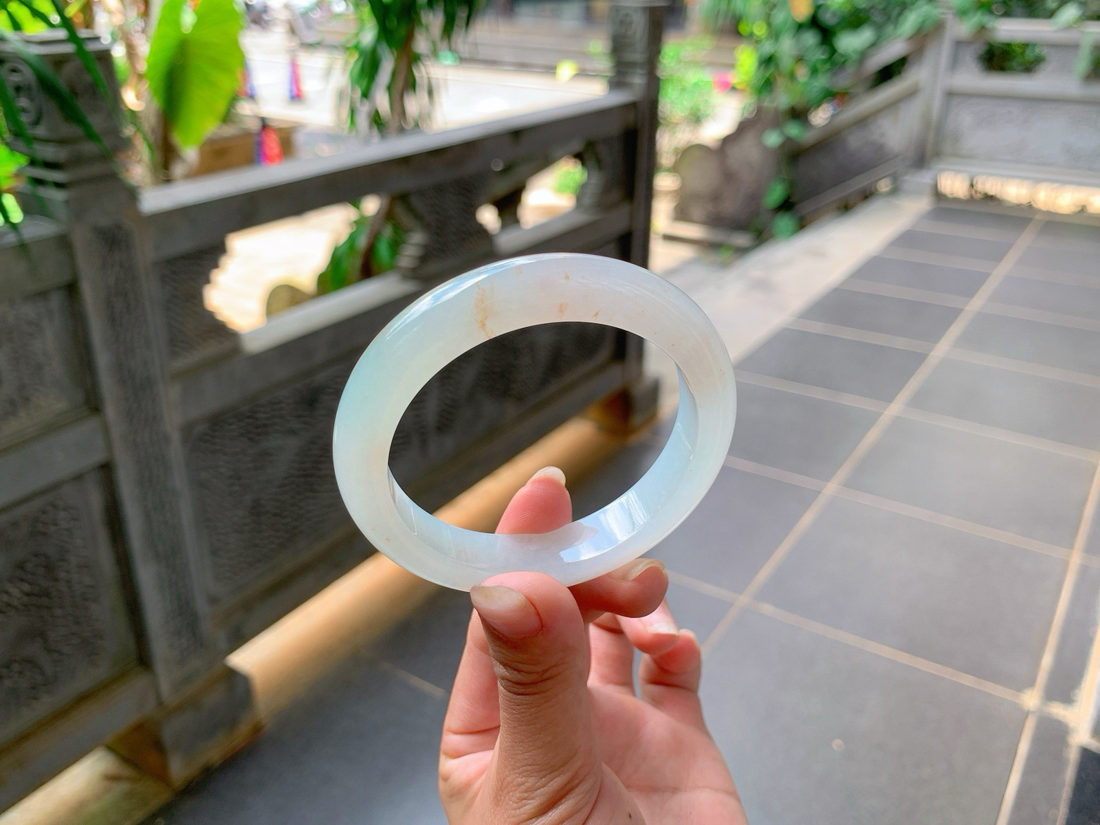 ｜56圈口
冰飘黄翡，像桂花一样飘逸散落，香香软软的感觉，底妆色系淡淡的，冰胶细润，