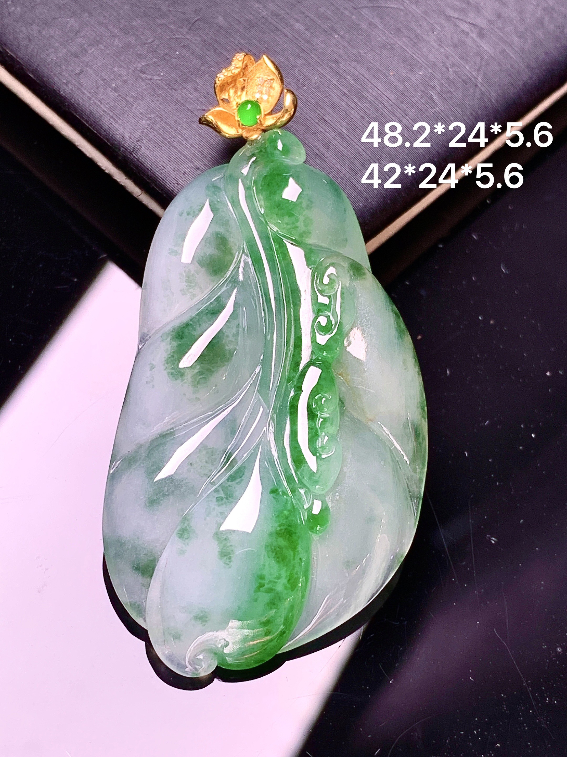 18金镶嵌飘绿树叶吊坠 玉质细腻 色泽艳丽清新 整体尺寸48.2*24*5.6 e1