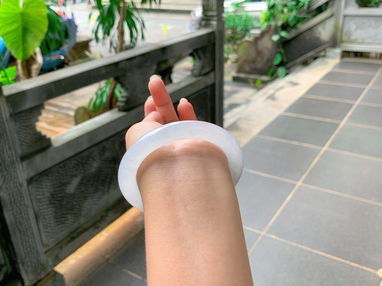 ｜58圈口
白月光，冰福镯，条粗：10.4，像雪花一样白净纯洁，优雅大方，简约时尚，