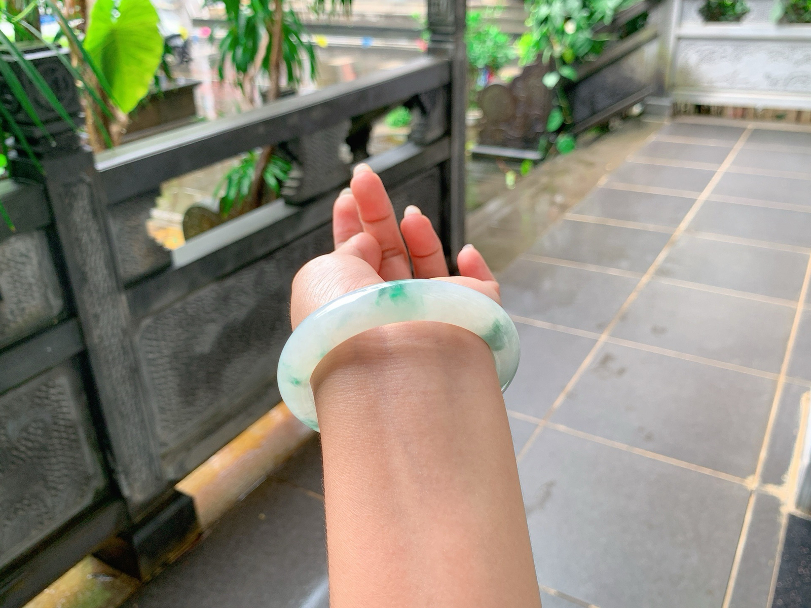 ｜56圈口
冰飘花翡翠手镯，整体胶润细腻，饱满大气，蓝绿花飘逸精美，