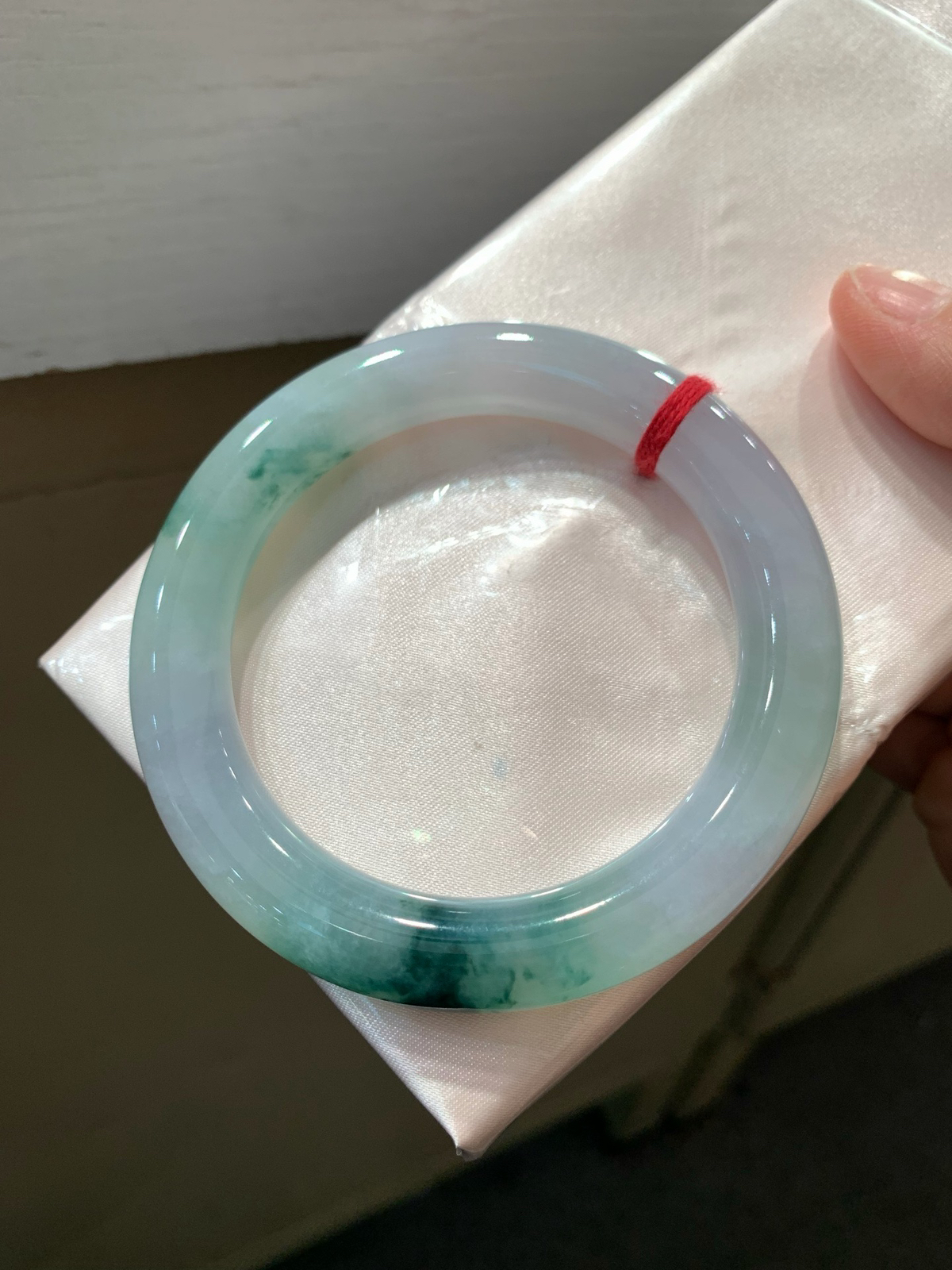 尺寸57.1/10.7  飘花圆条手镯
水润细腻 种老