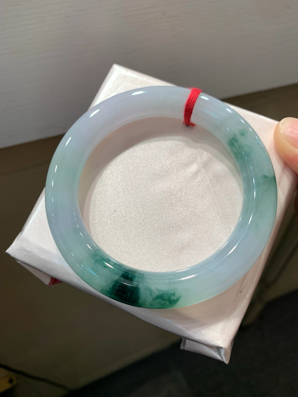 尺寸57.1/10.7  飘花圆条手镯
水润细腻 种老