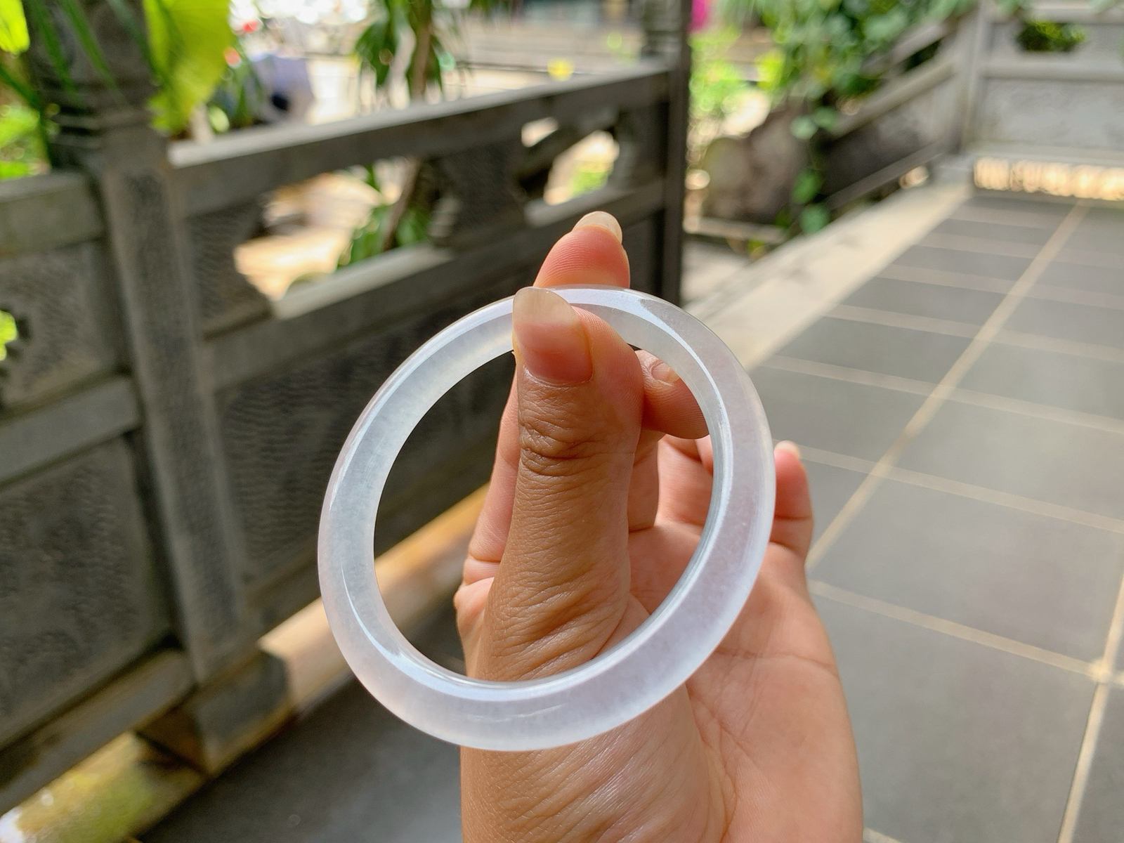 ️｜50圈口
白月光，冰冰镯，条粗:6.8，像冰块一样，很衬这个季节，戴在腕间仿佛都怕它化了，