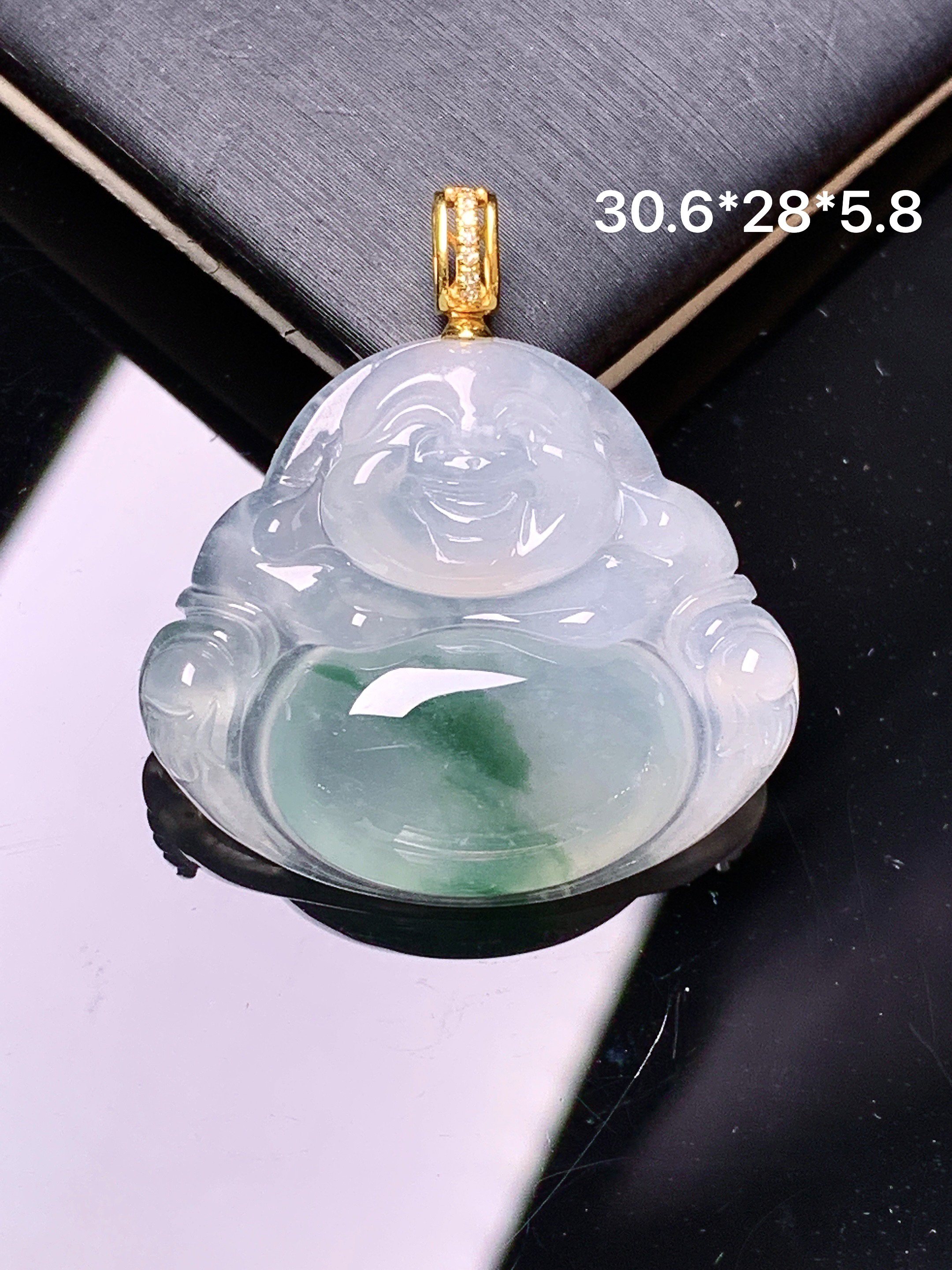 18金镶嵌飘绿佛公吊坠 玉质细腻 色泽艳丽清新 整体尺寸30.6*28*5.8 f4