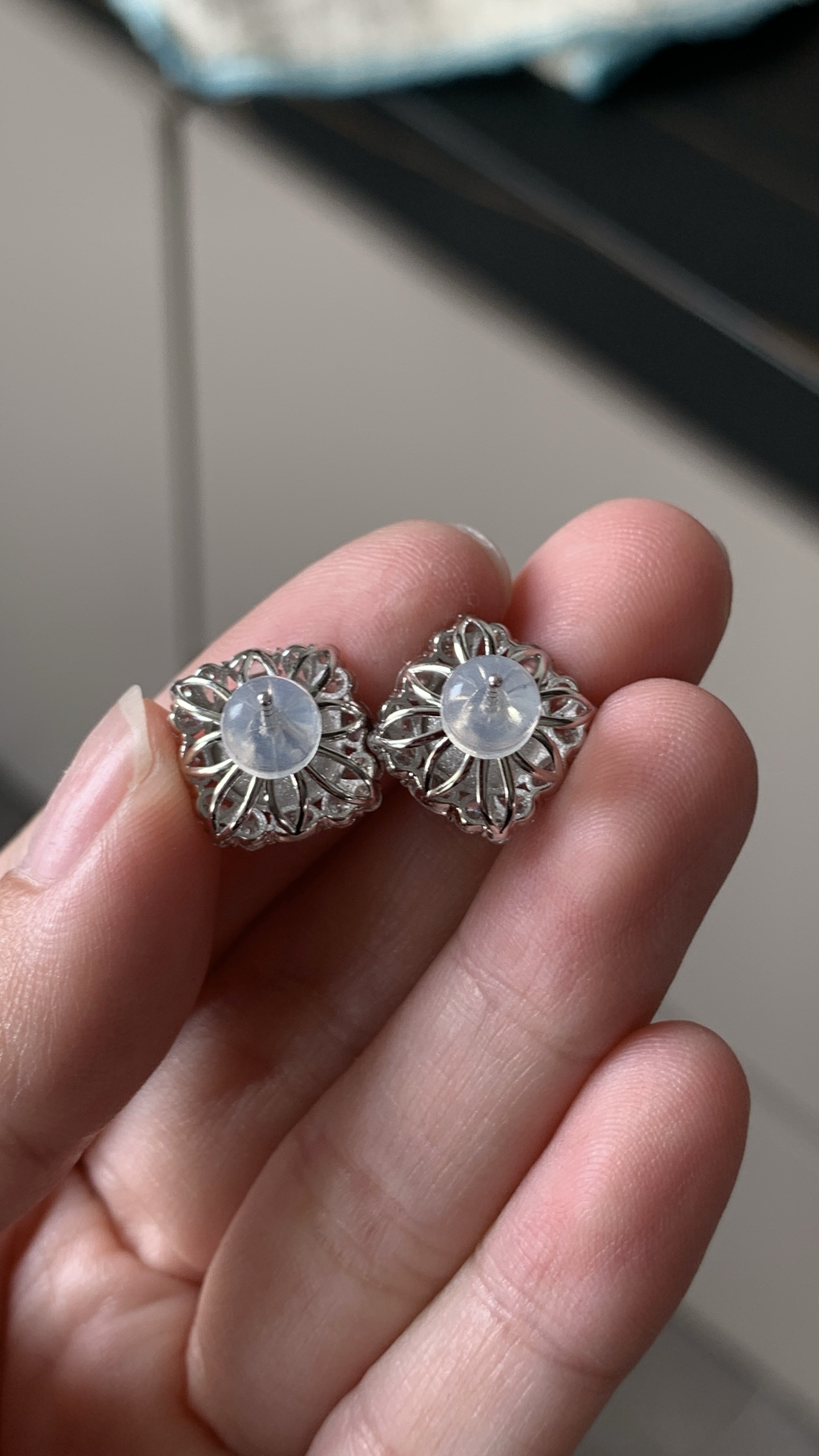 ️【18k金镶嵌蛋面耳钉一对】冰润水透，种老细腻起荧尺寸：成品：11.7*11.5*8.4，裸石：8.7*8*4.3,a58612