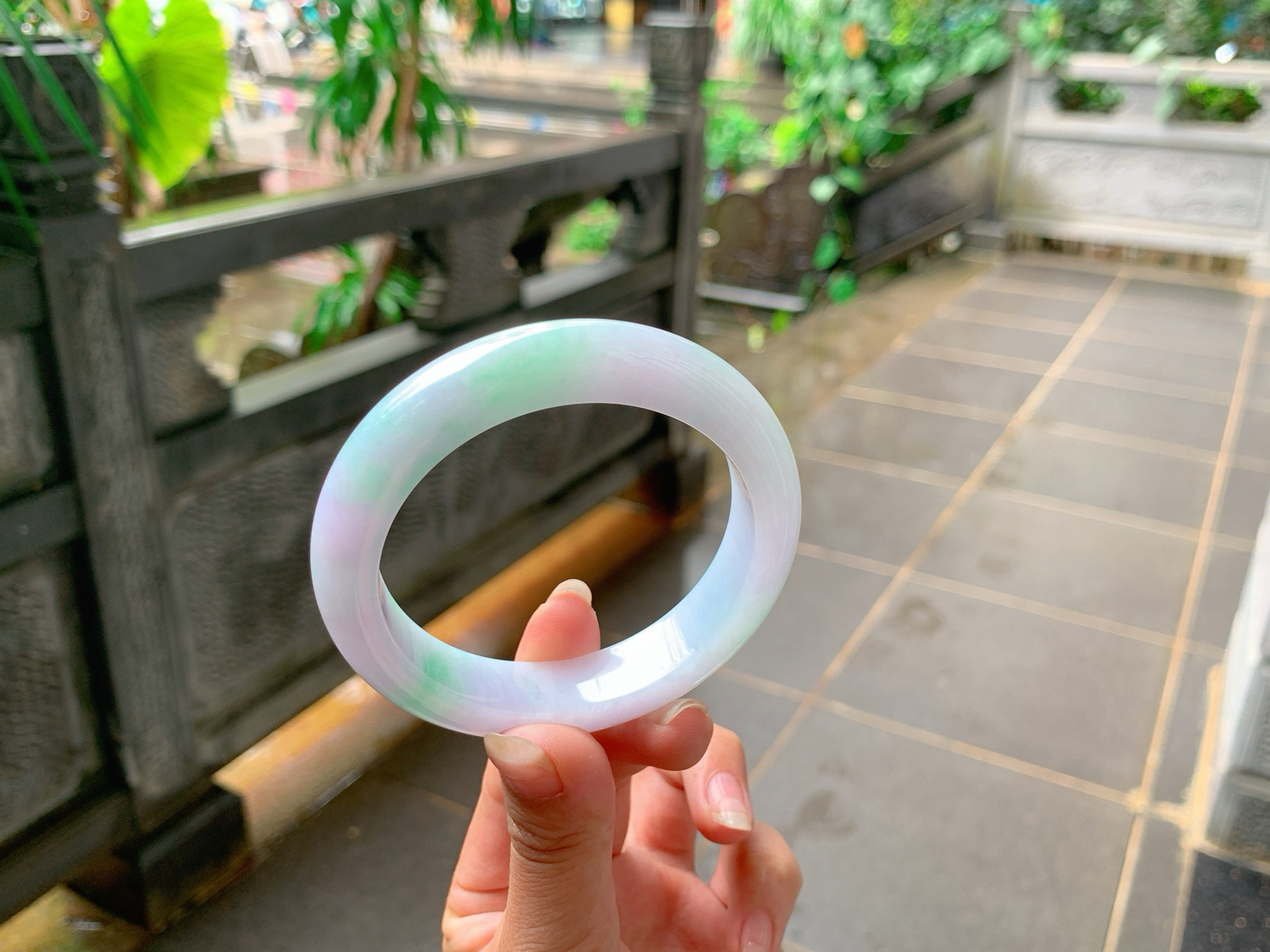 57圈口
春彩，花色缠绕于一体，像盛开的花朵，不争不抢不妖艳，端庄典雅，