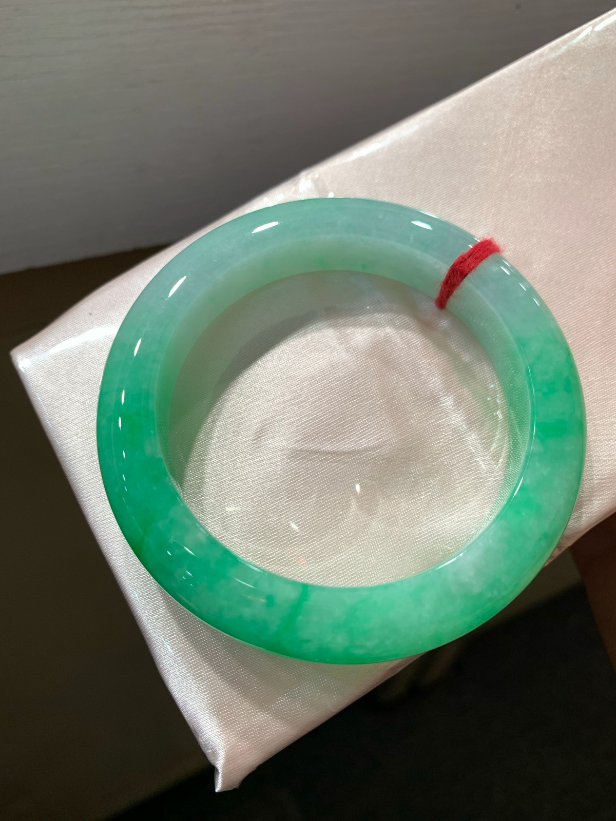 尺寸55.3/12.3/9.9，阳绿手镯
水润细腻 上手好看