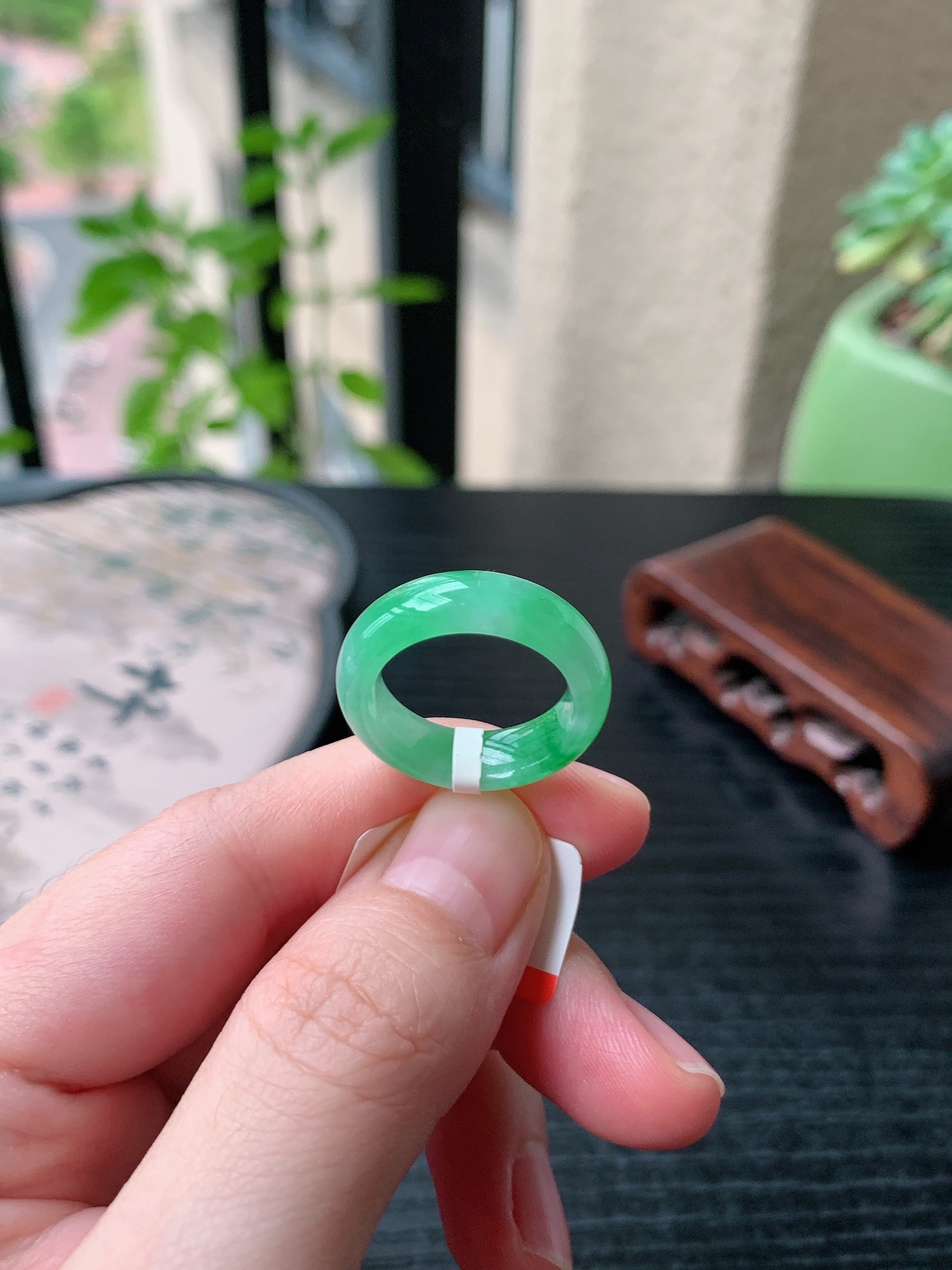 老坑冰种胶感飘阳绿素面戒指裸石尺寸:16.3-6.3-3.8mm