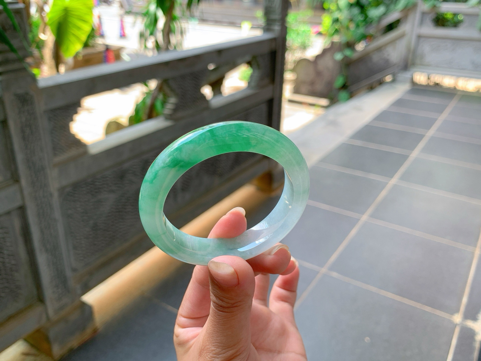 ｜50圈口
冰飘绿花，飘逸浓郁，水润润的，像精灵的裙摆一样，小巧精致，