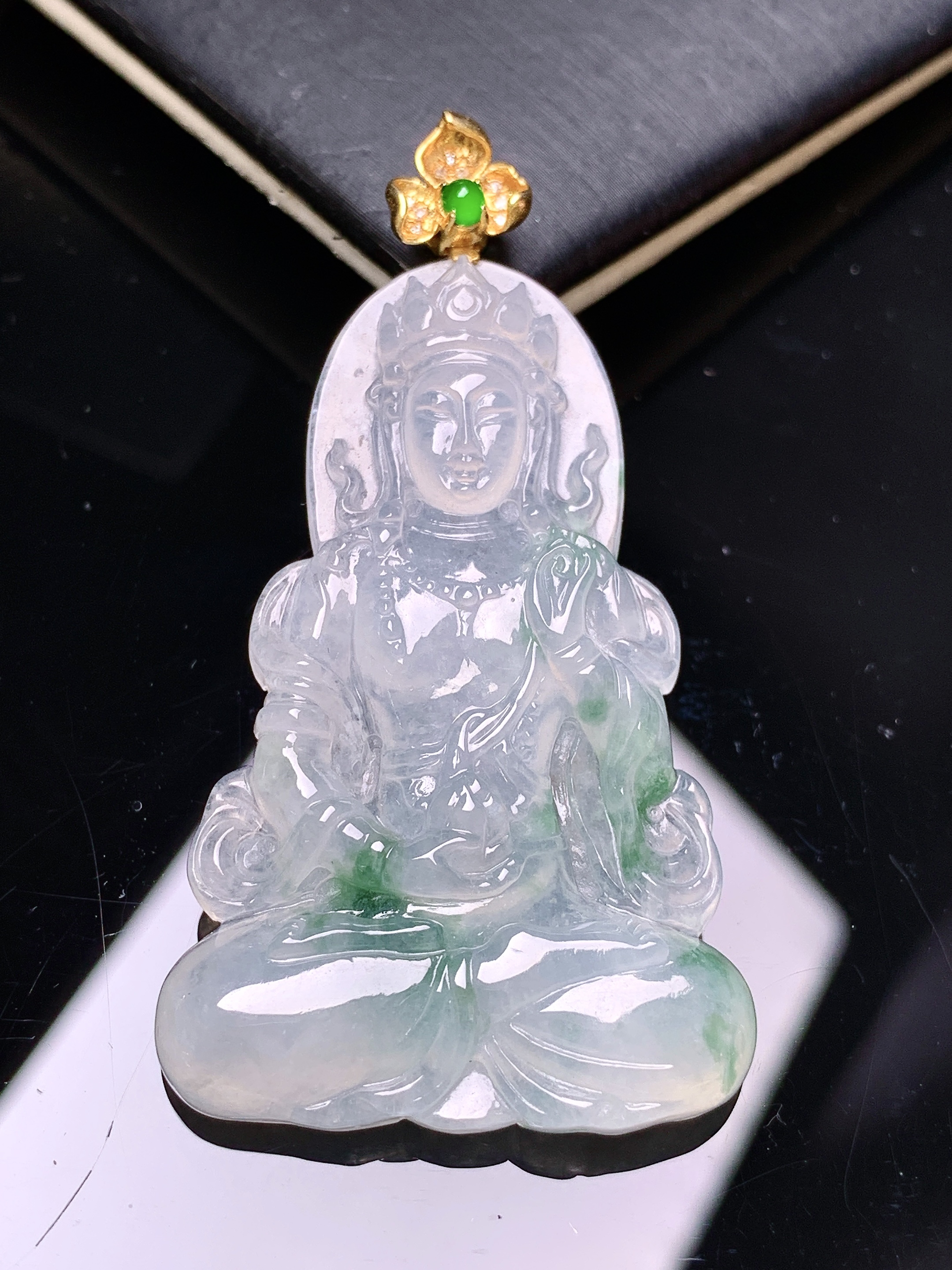 18金镶嵌飘绿观音菩萨吊坠 玉质细腻 色泽艳丽清新 整体尺寸53.8*29*5 2x