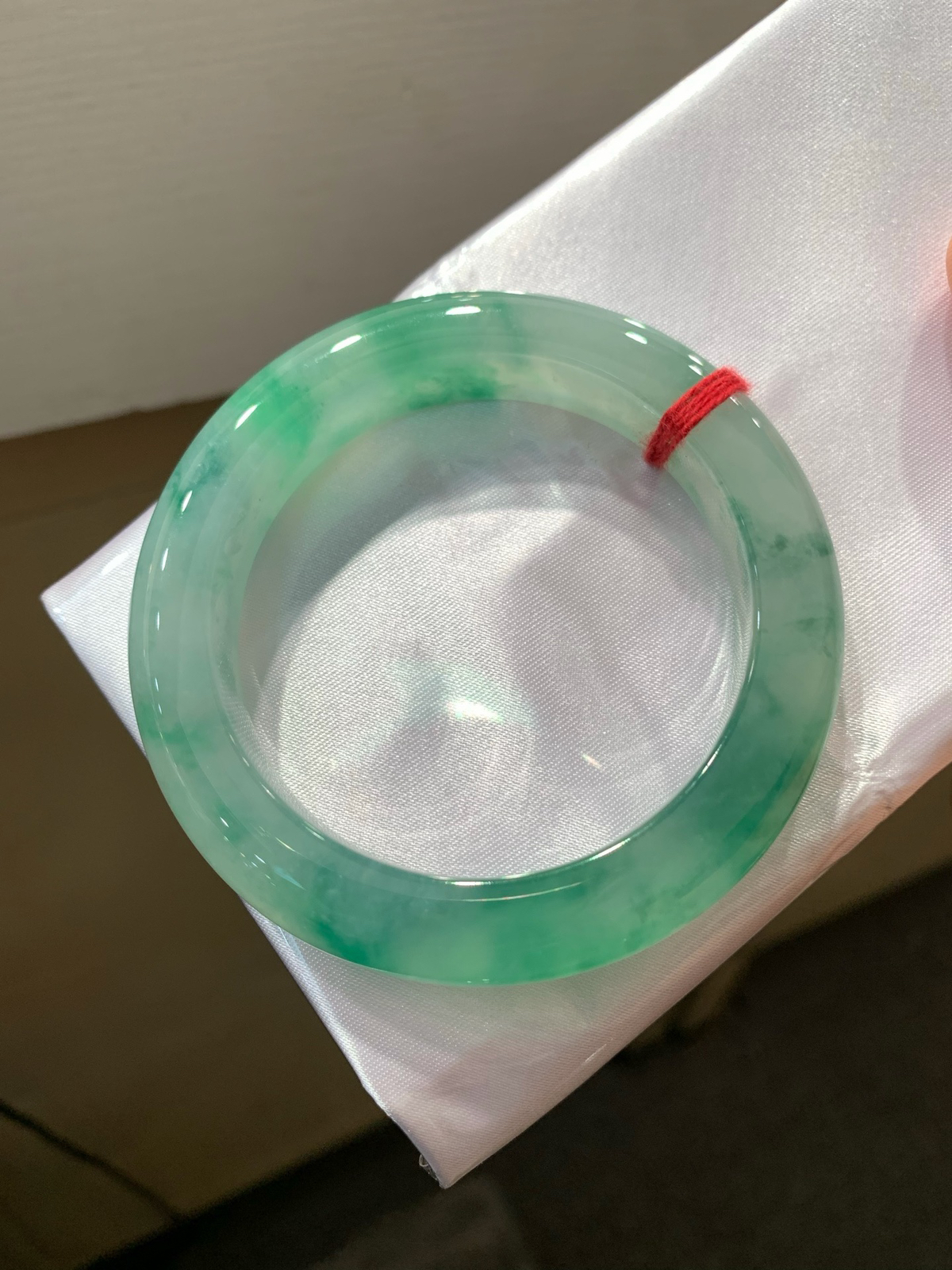 尺寸53.9/11.9/10，冰种飘花手镯
水润细腻 冰透甜美 瑞丽现货
TG-1038-5000