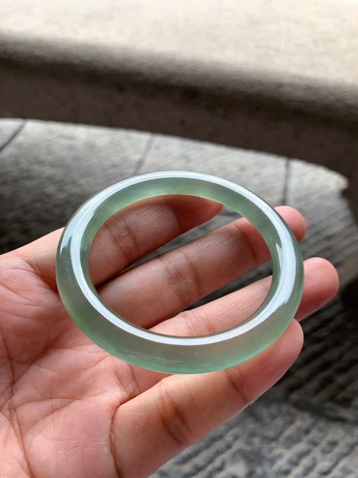 湖水绿圆条手镯尺寸51.5*7*8.5 老种通透清澈，刚性十足，水头饱满充盈，底色清透柔和，微天然