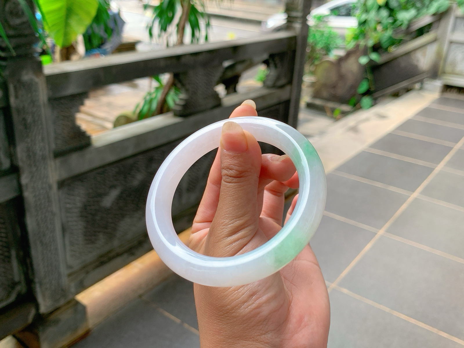 ｜58圈口
白底青福镯，条粗：10.7，圆圆胖胖的，冰润细腻，绿花清爽飘逸，
编号【06-09-02】